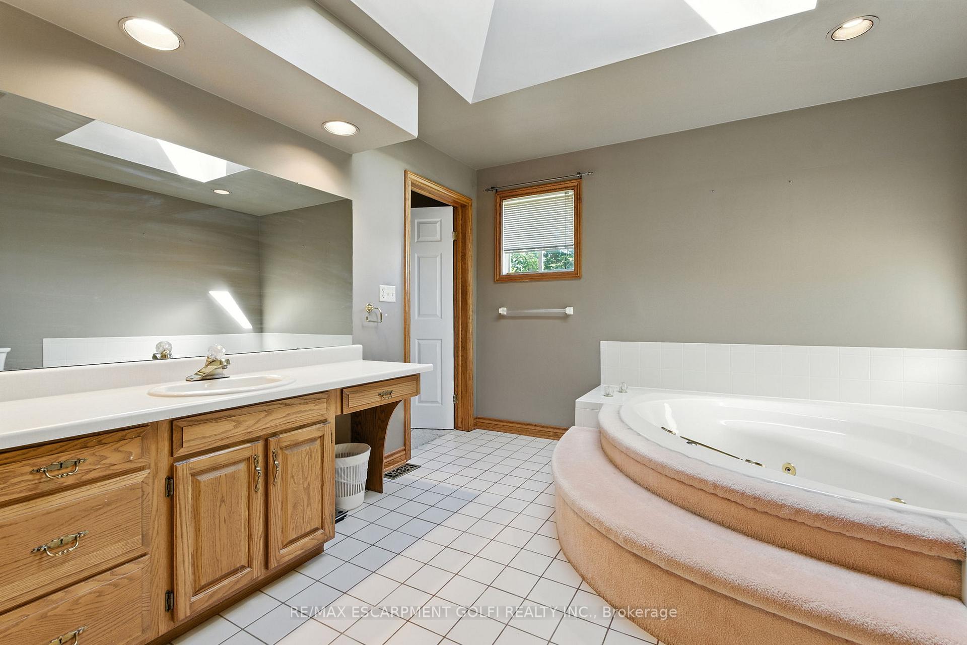 Photo 24 of 32 Deerpark Crescent, Pelham, Fonthill — HOMEH