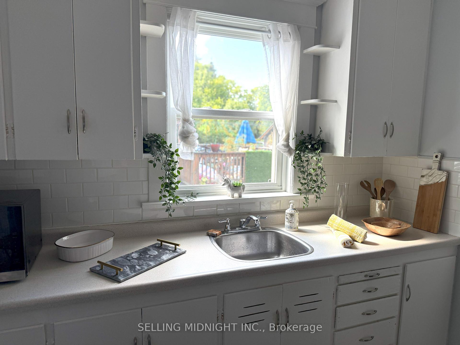 Photo 10 of 5341 Bridge Street, Niagara Falls, Downtown — HOMEH