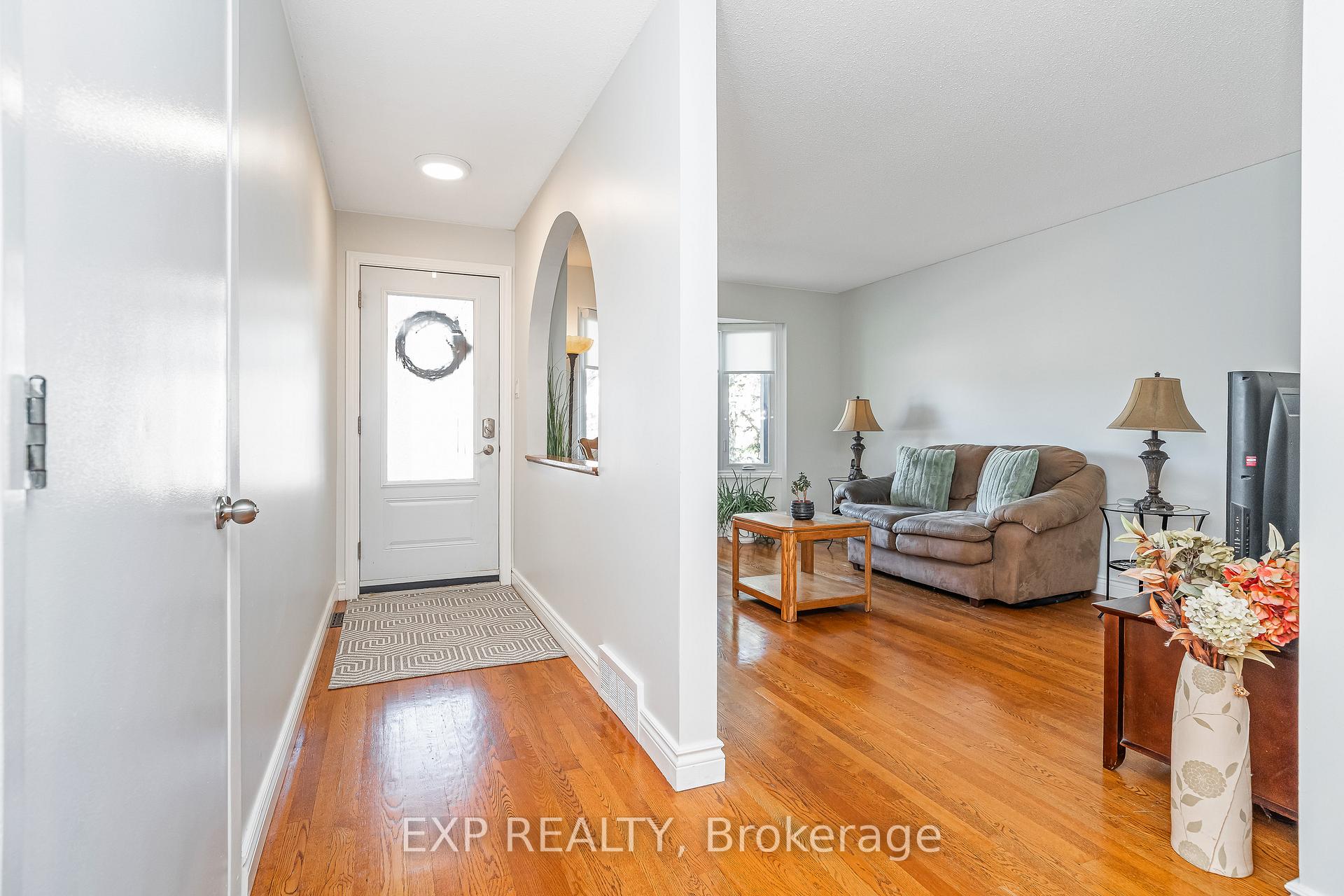 Photo 3 of 6084A Vineyard Drive, Ottawa, Convent Glen — HOMEH