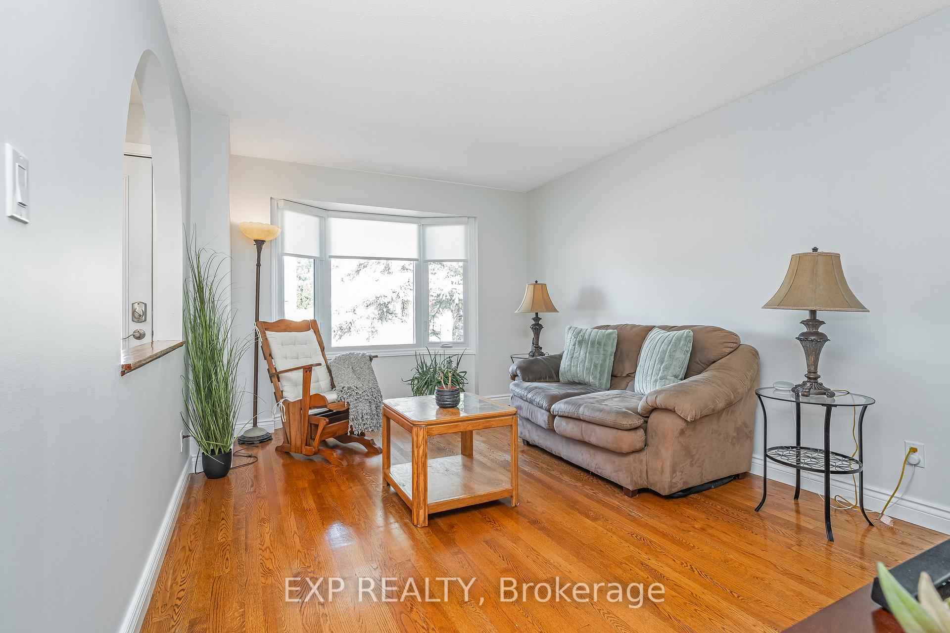 Photo 4 of 6084A Vineyard Drive, Ottawa, Convent Glen — HOMEH