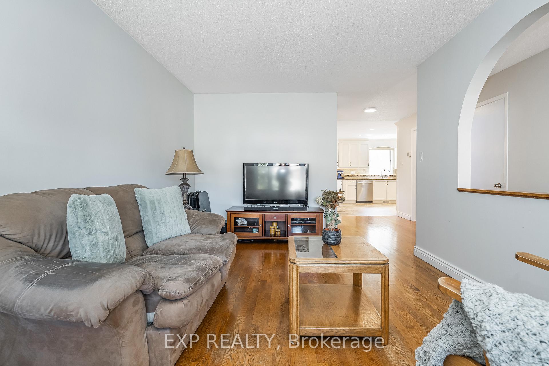 Photo 5 of 6084A Vineyard Drive, Ottawa, Convent Glen — HOMEH