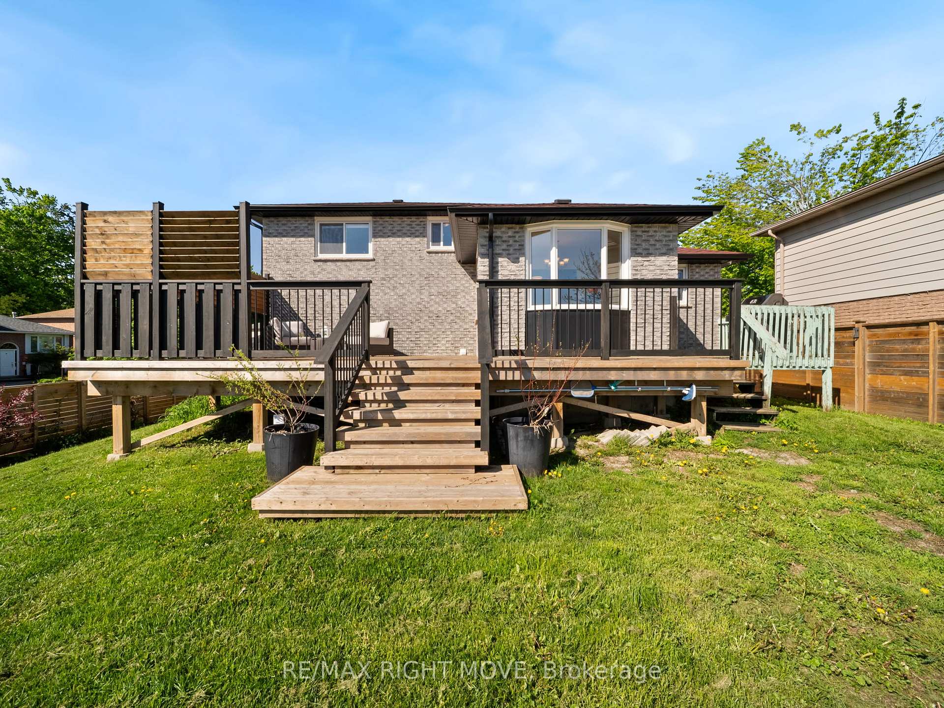 Photo 3 of 2 Chestnut Place, Orillia — HOMEH
