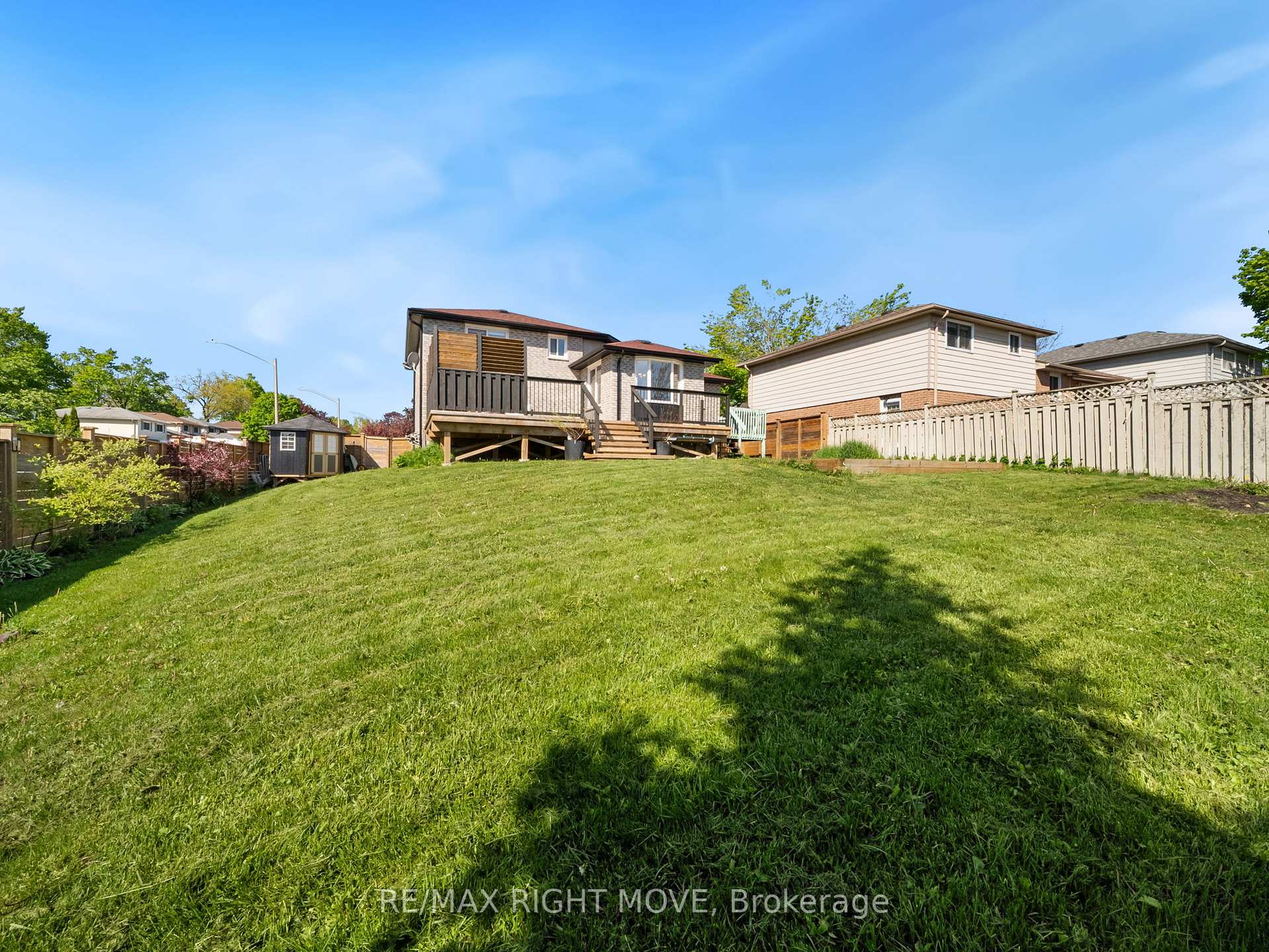 Photo 4 of 2 Chestnut Place, Orillia — HOMEH
