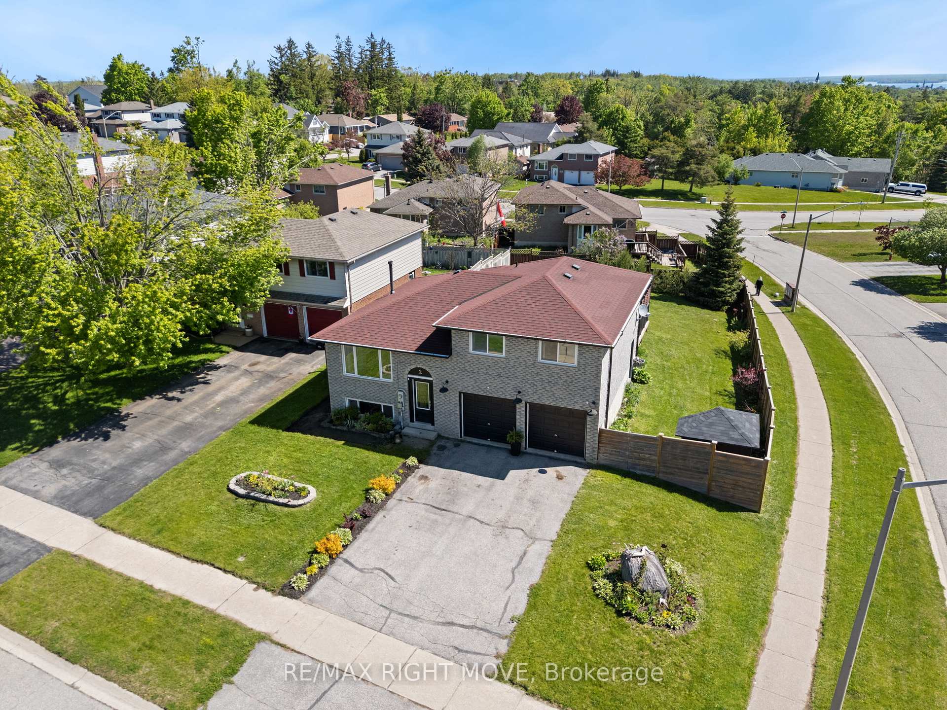 Photo 5 of 2 Chestnut Place, Orillia — HOMEH
