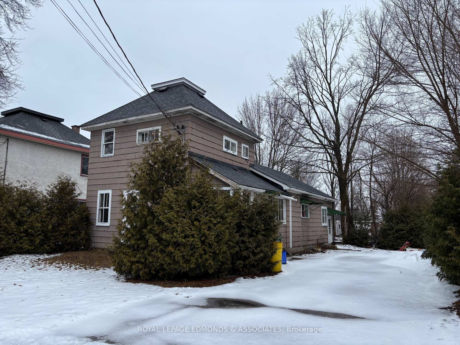 Front of 663 Fischer Street
