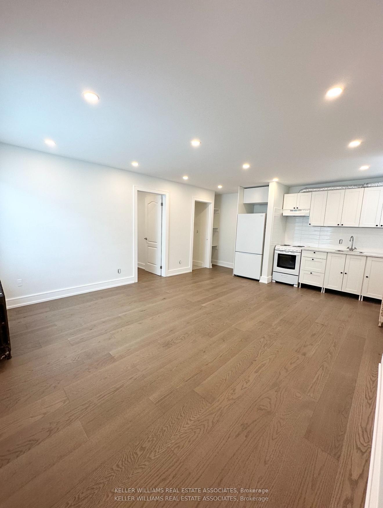 Front of Unit 4, 237 Lakeshore Road E