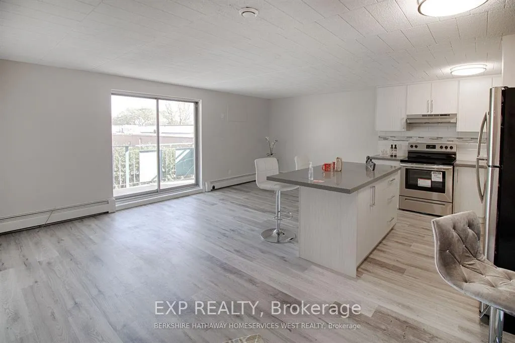 Photo 2 of Unit 8, 6287 O'neil Street, Niagara Falls, Stamford — HOMEH