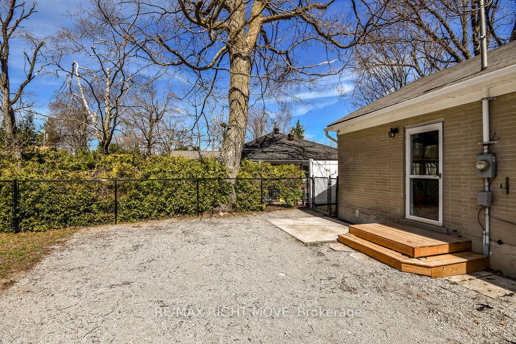 Photo 37 of 46 Dalton Crescent N, Orillia — HOMEH