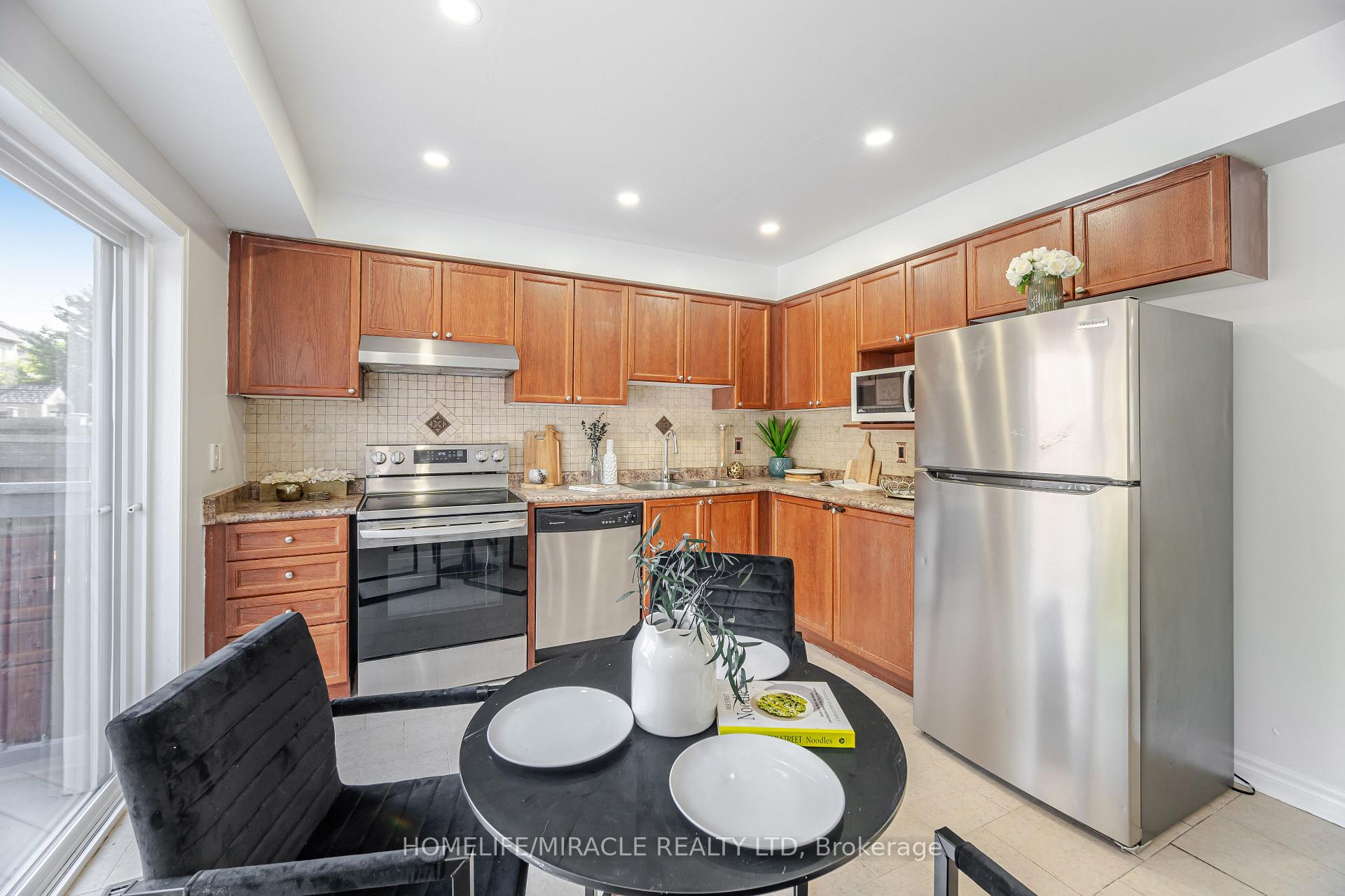 Photo 19 of 913 Taggart Crescent, Oshawa, Pinecrest — HOMEH