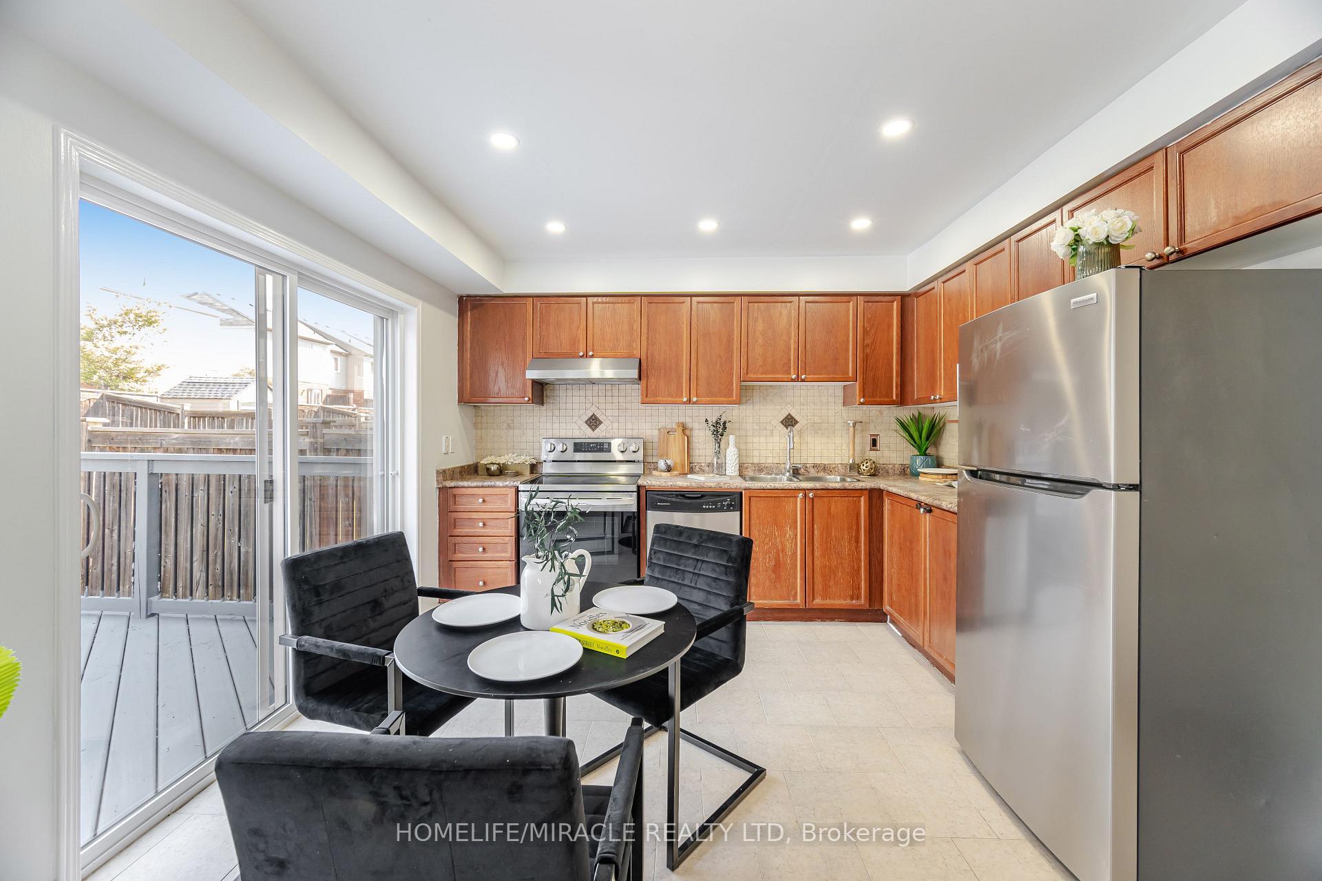 Photo 20 of 913 Taggart Crescent, Oshawa, Pinecrest — HOMEH