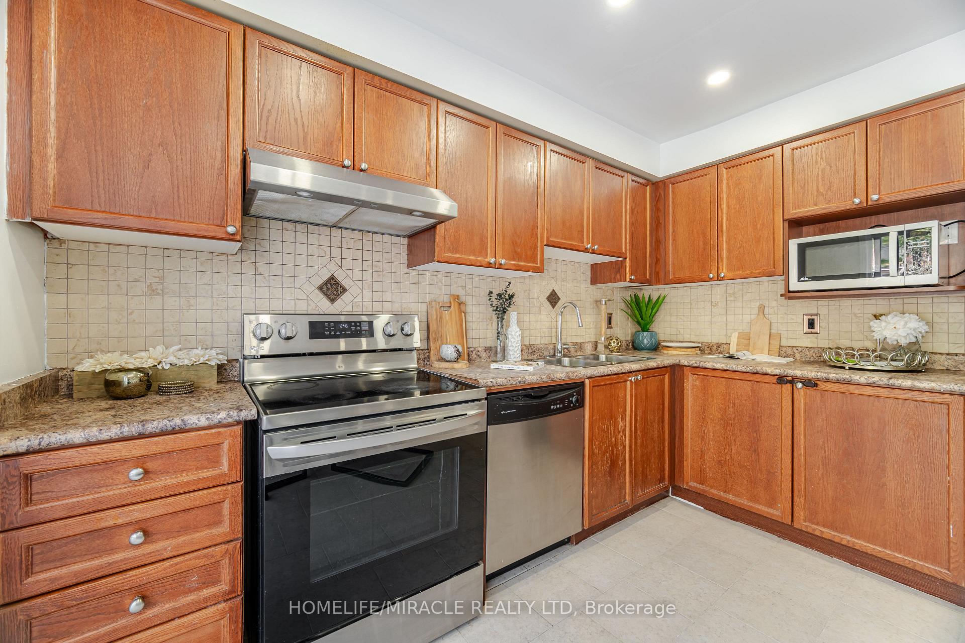 Photo 21 of 913 Taggart Crescent, Oshawa, Pinecrest — HOMEH
