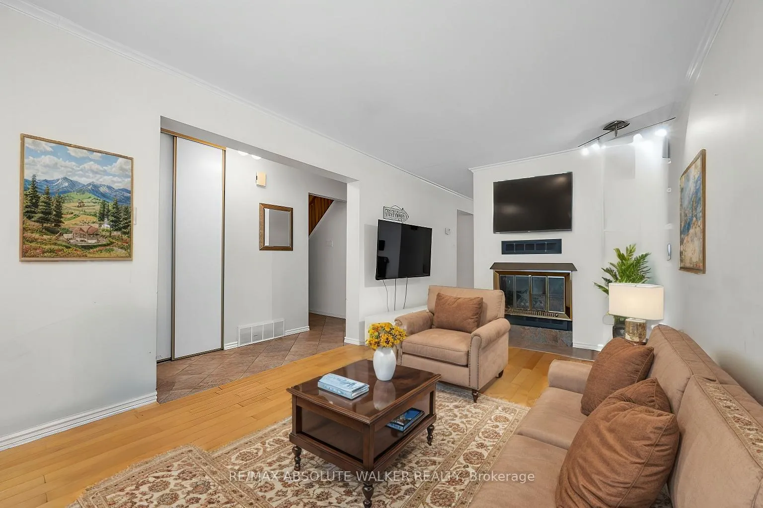 Photo 2 of 1033 Arrowhead Place, Ottawa, Convent Glen — HOMEH