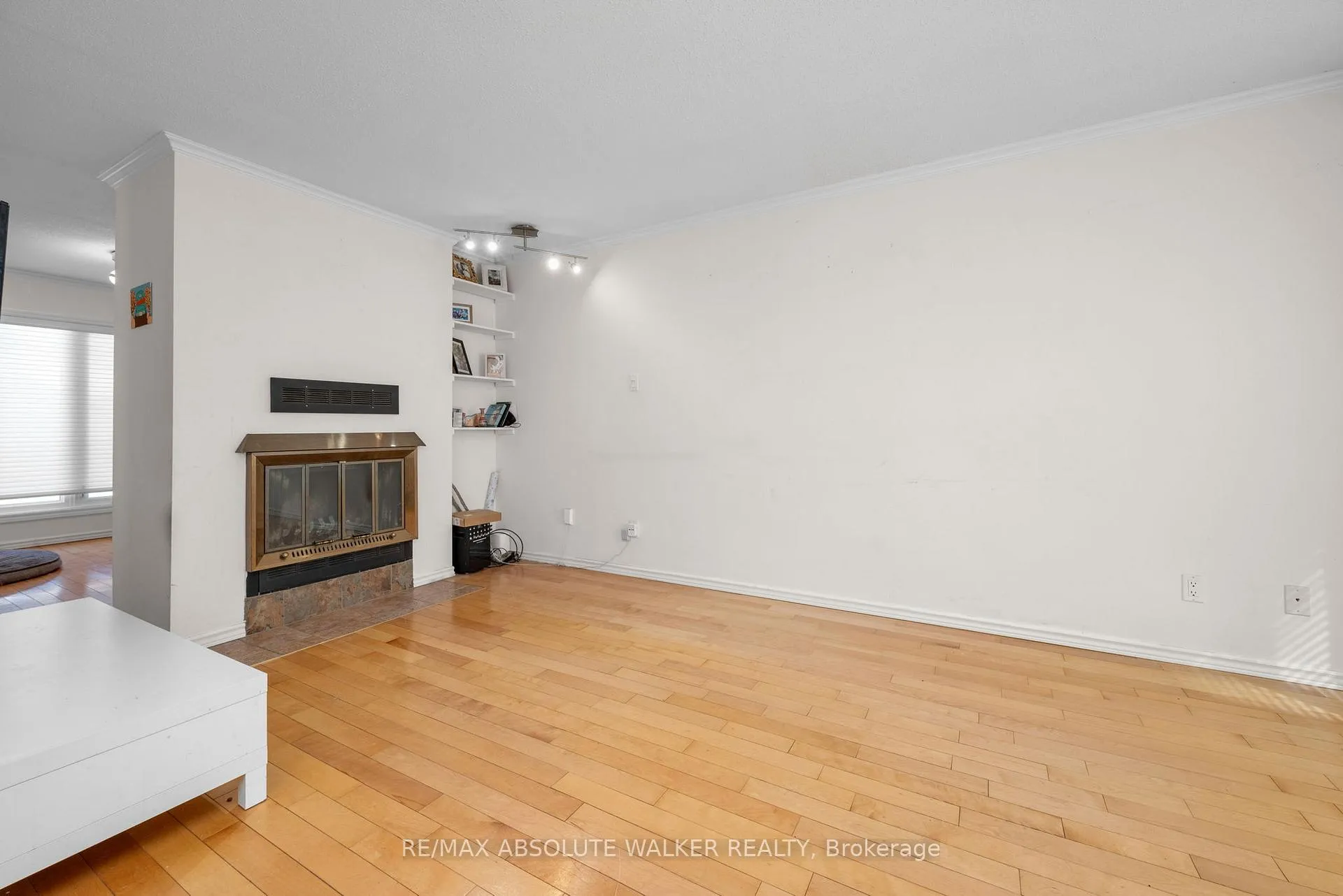 Photo 3 of 1033 Arrowhead Place, Ottawa, Convent Glen — HOMEH