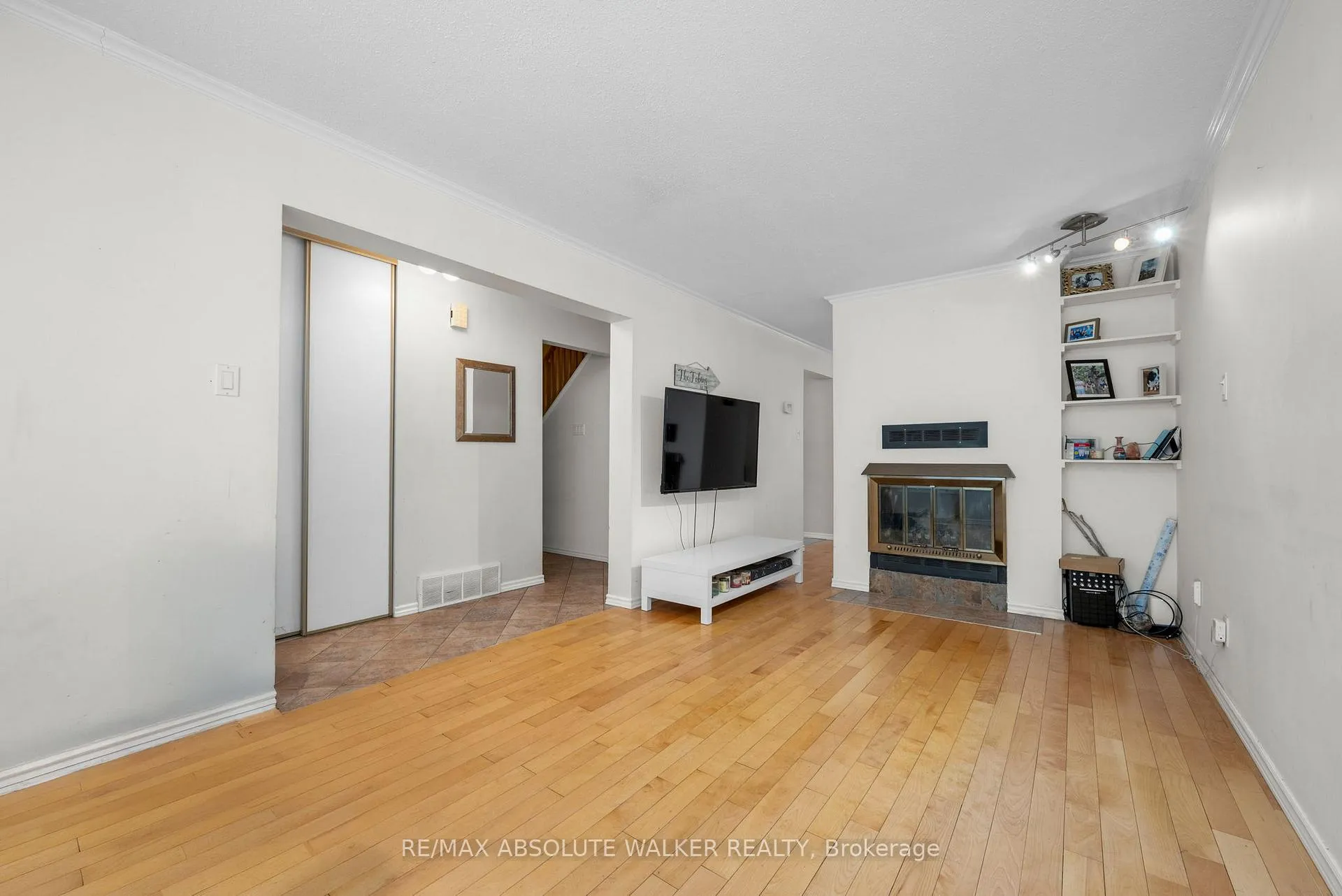 Photo 4 of 1033 Arrowhead Place, Ottawa, Convent Glen — HOMEH