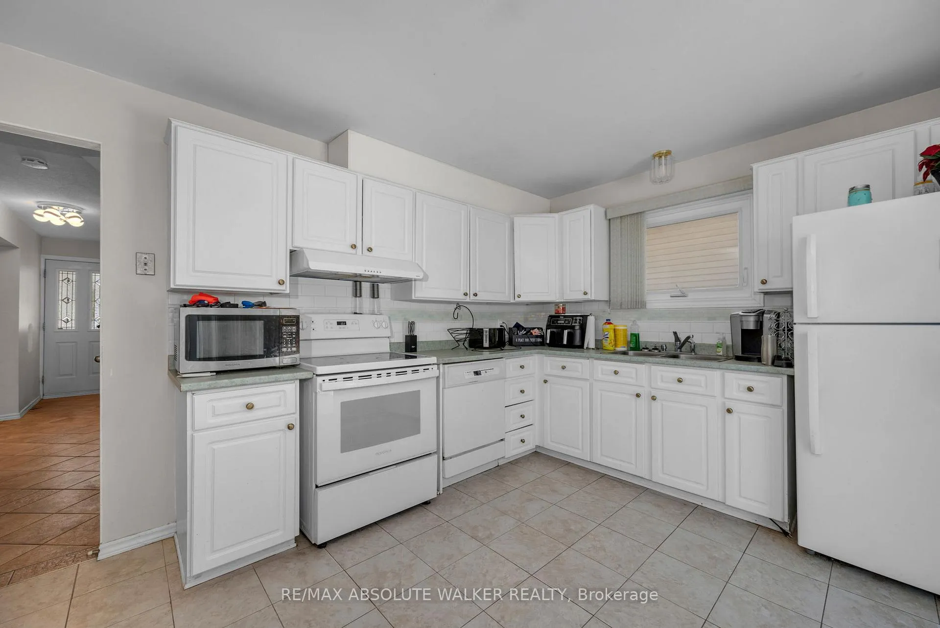 Photo 8 of 1033 Arrowhead Place, Ottawa, Convent Glen — HOMEH