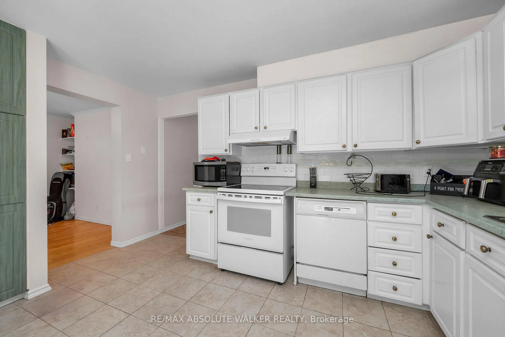 Photo 9 of 1033 Arrowhead Place, Ottawa, Convent Glen — HOMEH