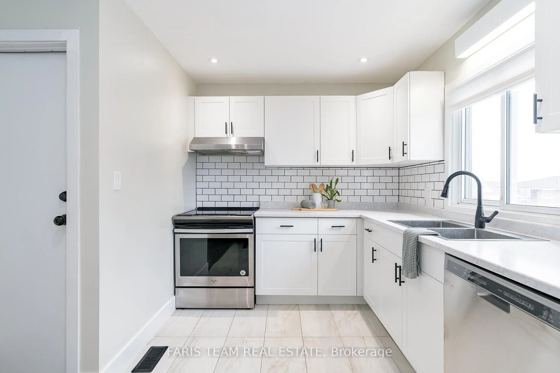 Photo 4 of 91 Bond Street, Orillia — HOMEH
