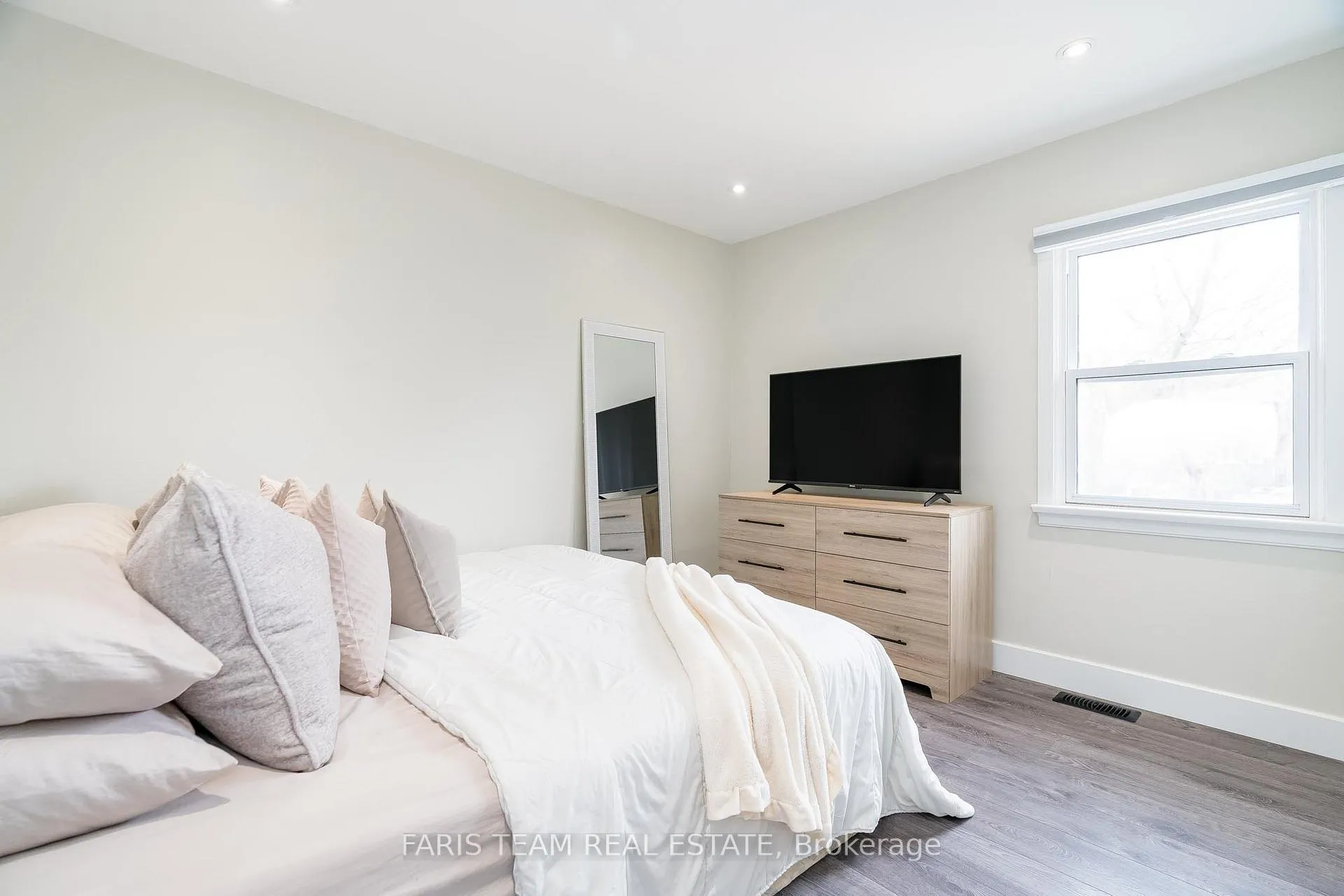 Photo 11 of 91 Bond Street, Orillia — HOMEH