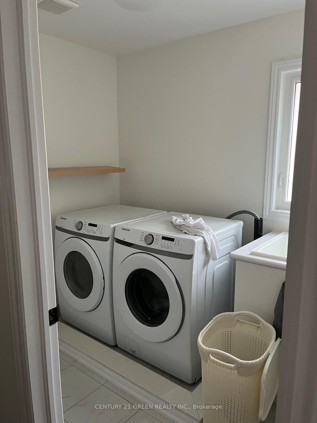 Photo 12 of 494 Parent Place E, Milton, Ford — HOMEH