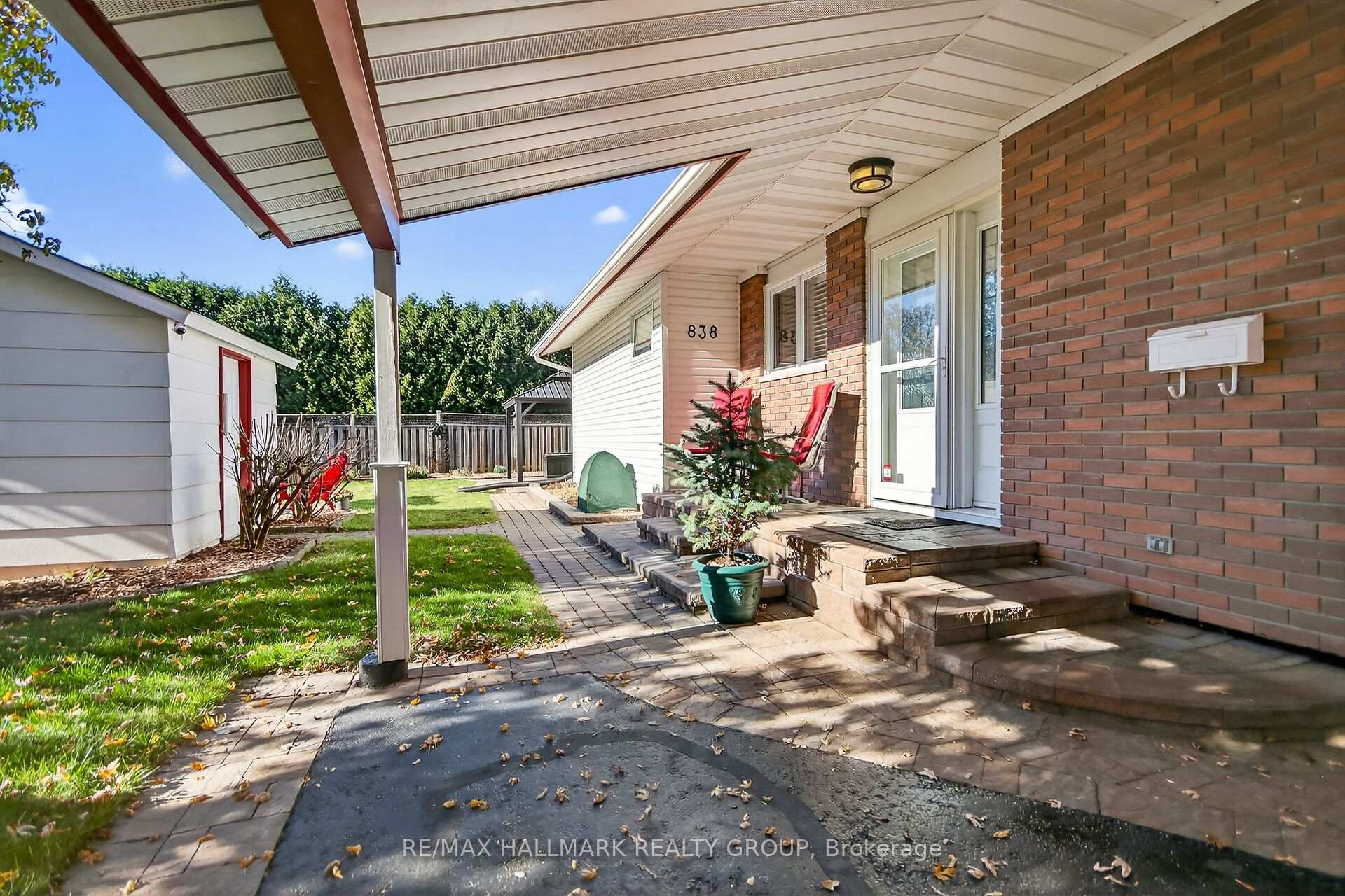 Photo 4 of 838 Balsam Drive, Ottawa, Chatelaine Village — HOMEH