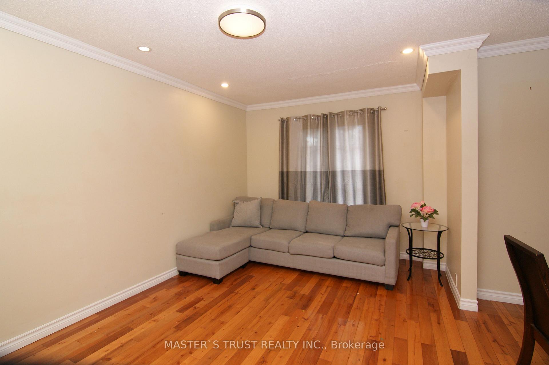Photo 2 of 10 Eugenia Court, Markham, Markville — HOMEH