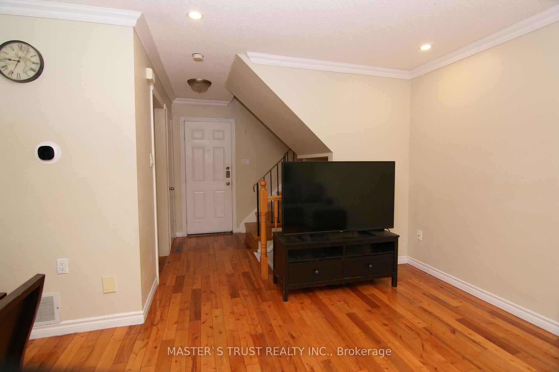 Photo 3 of 10 Eugenia Court, Markham, Markville — HOMEH