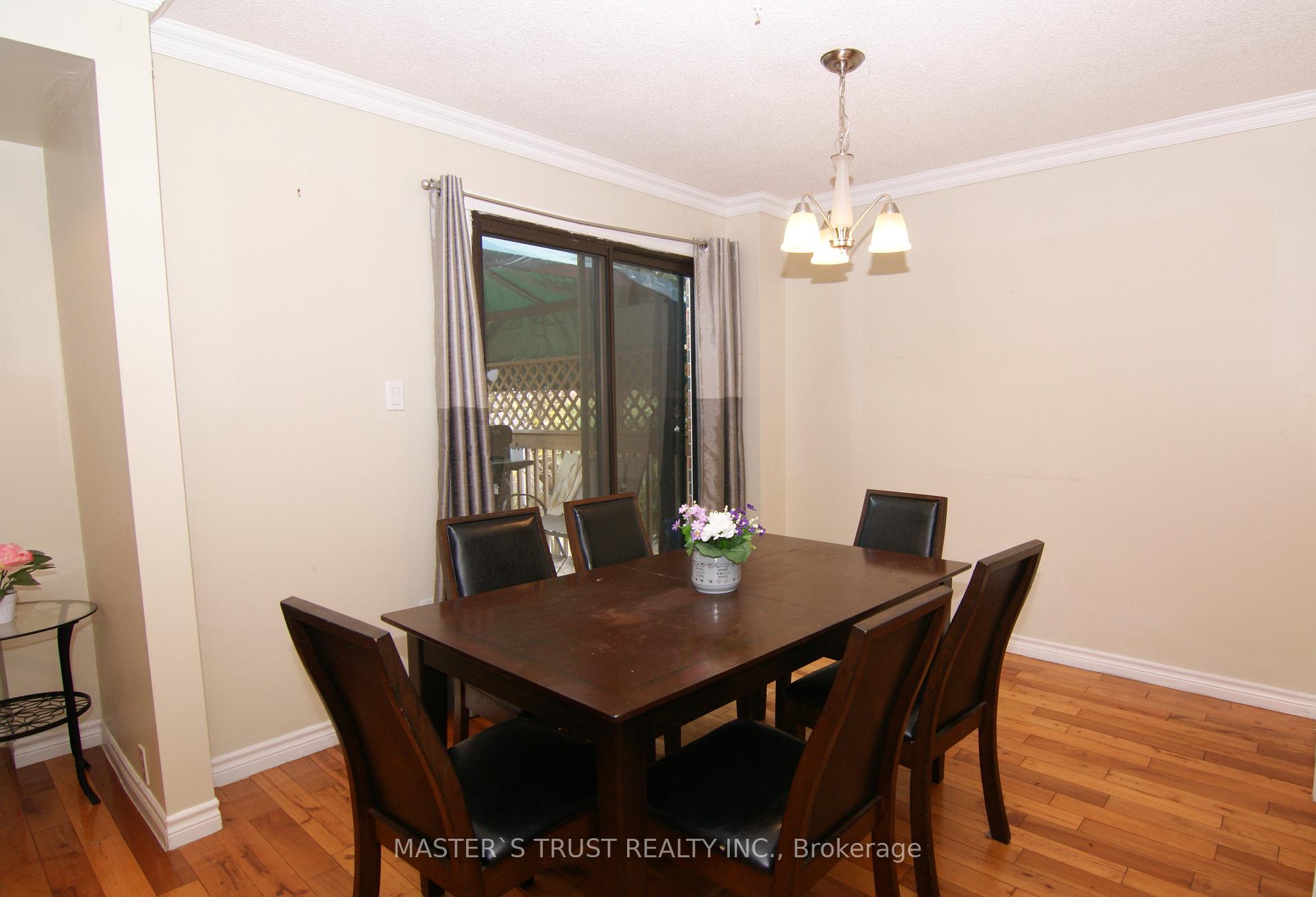Photo 4 of 10 Eugenia Court, Markham, Markville — HOMEH