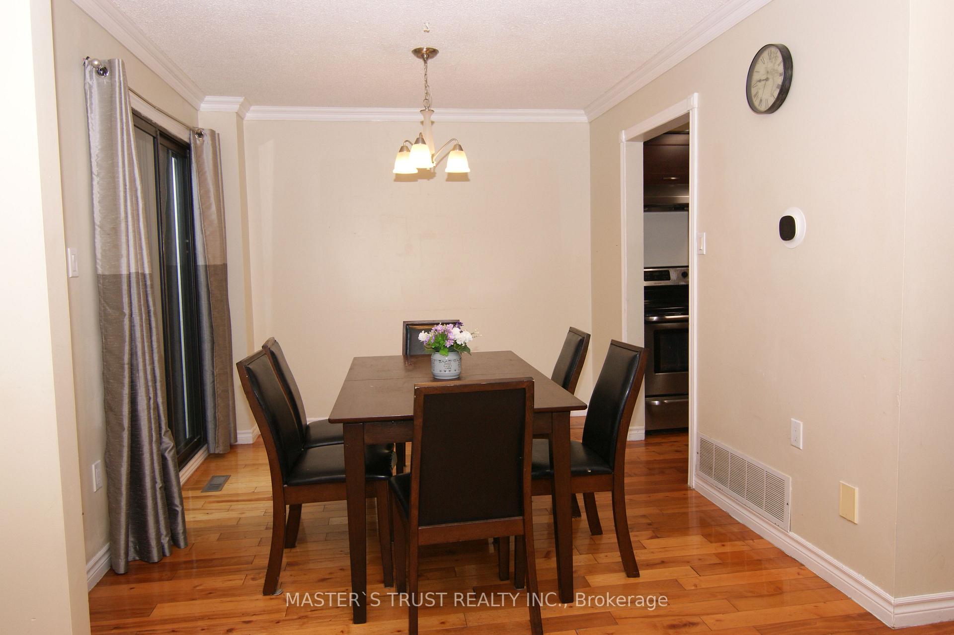 Photo 5 of 10 Eugenia Court, Markham, Markville — HOMEH