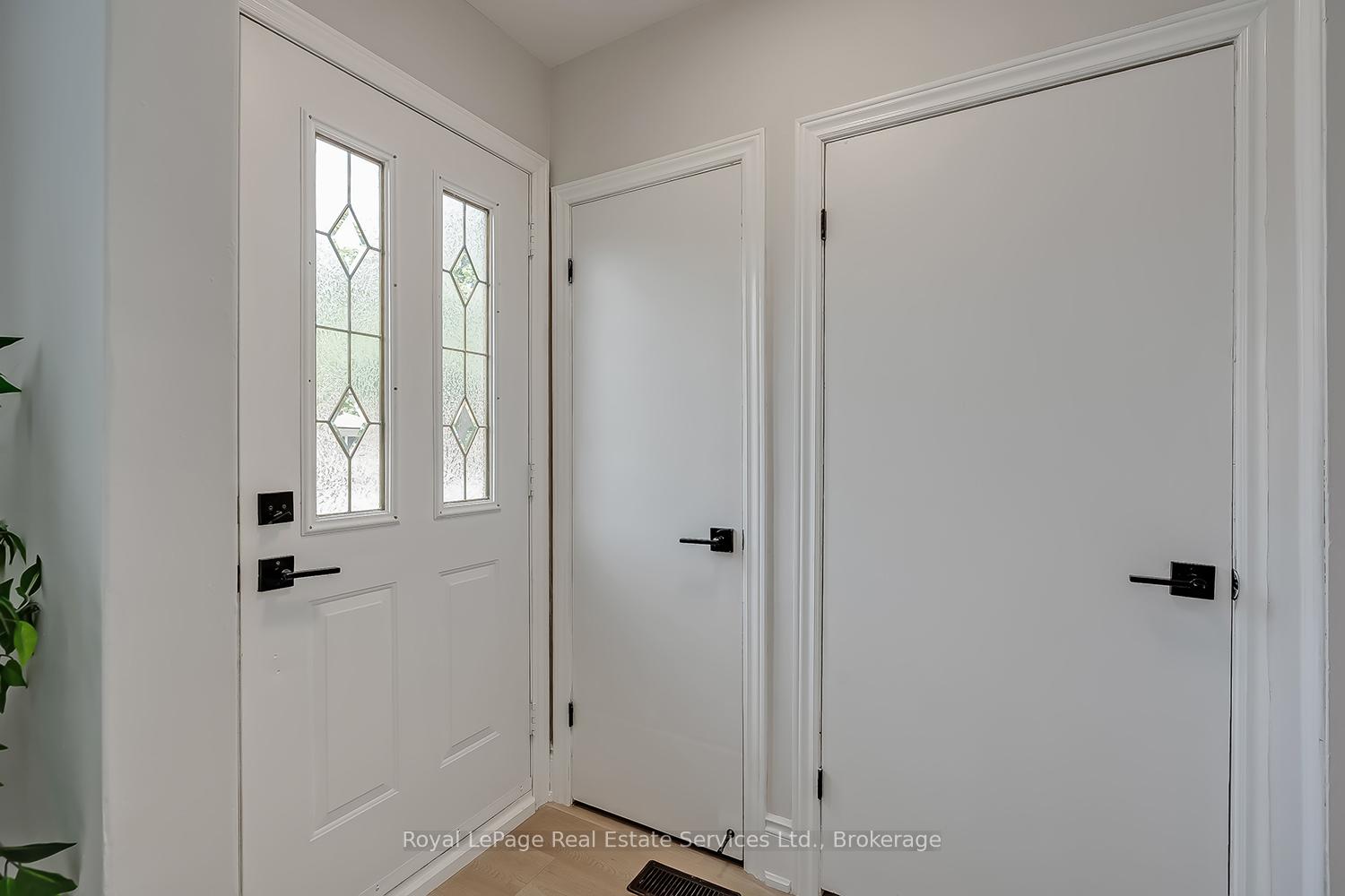 Photo 3 of 397 Bartos Drive, Oakville, Central — HOMEH