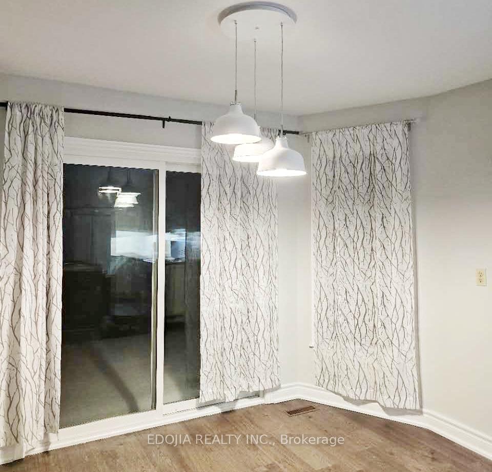 Photo 4 of 49 Millstone Court, Markham, Unionville — HOMEH