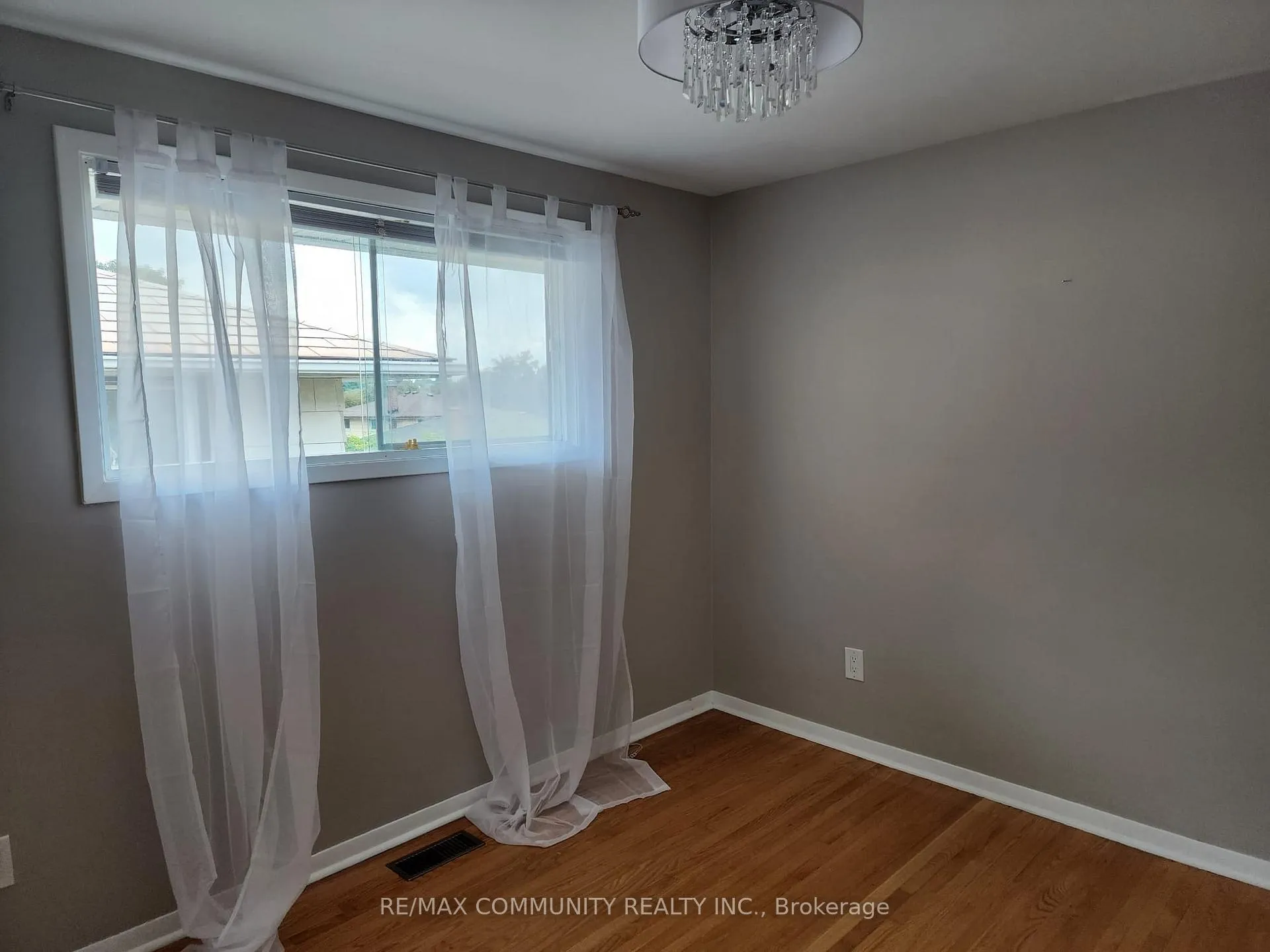 Photo 3 of 612 Dundee Avenue, Oshawa, McLaughlin — HOMEH