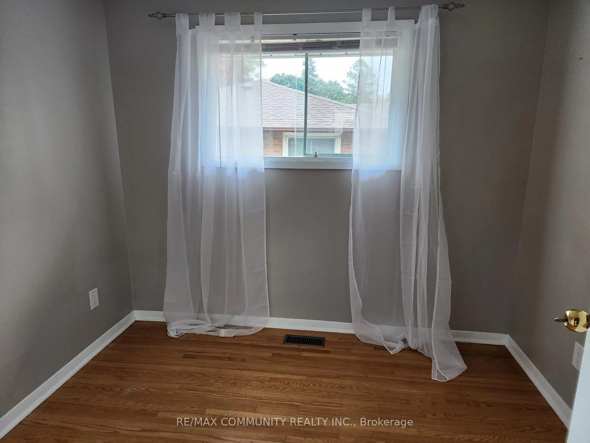 Photo 10 of 612 Dundee Avenue, Oshawa, McLaughlin — HOMEH