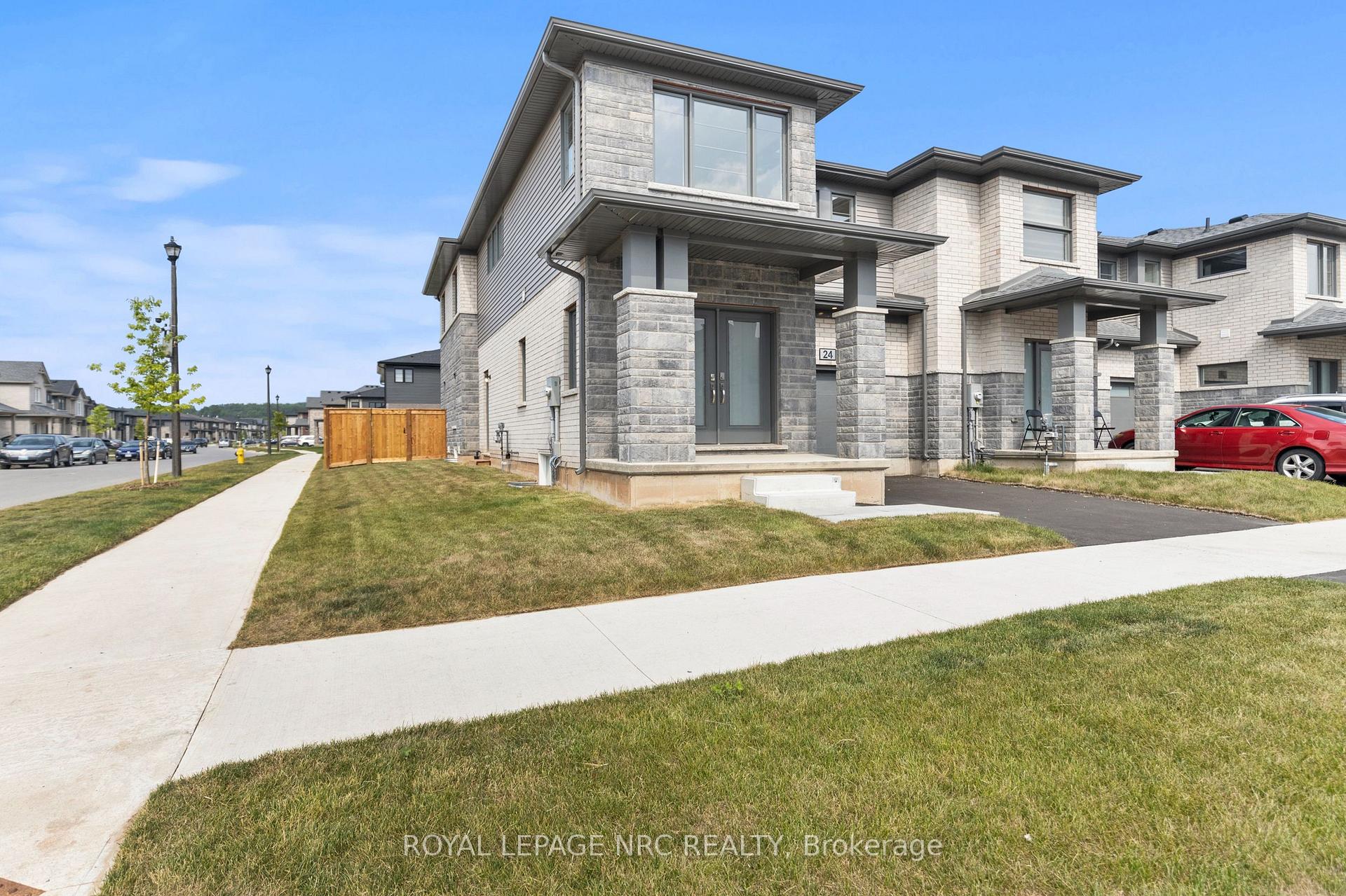 Photo 3 of 24 Samuel Avenue, Pelham, Fonthill — HOMEH