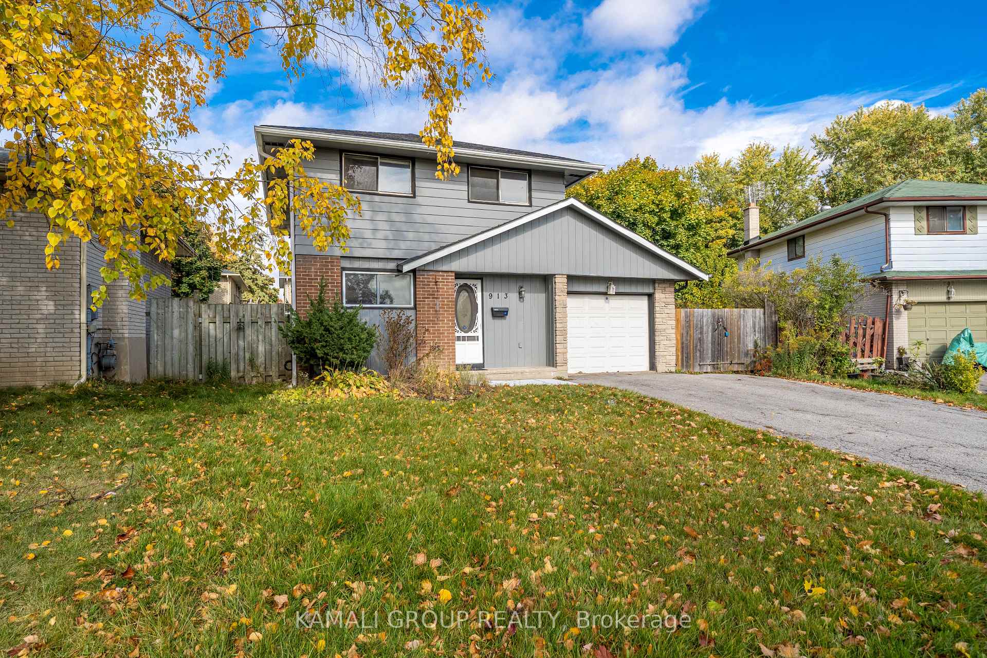 Front of 913 Carnaby Crescent