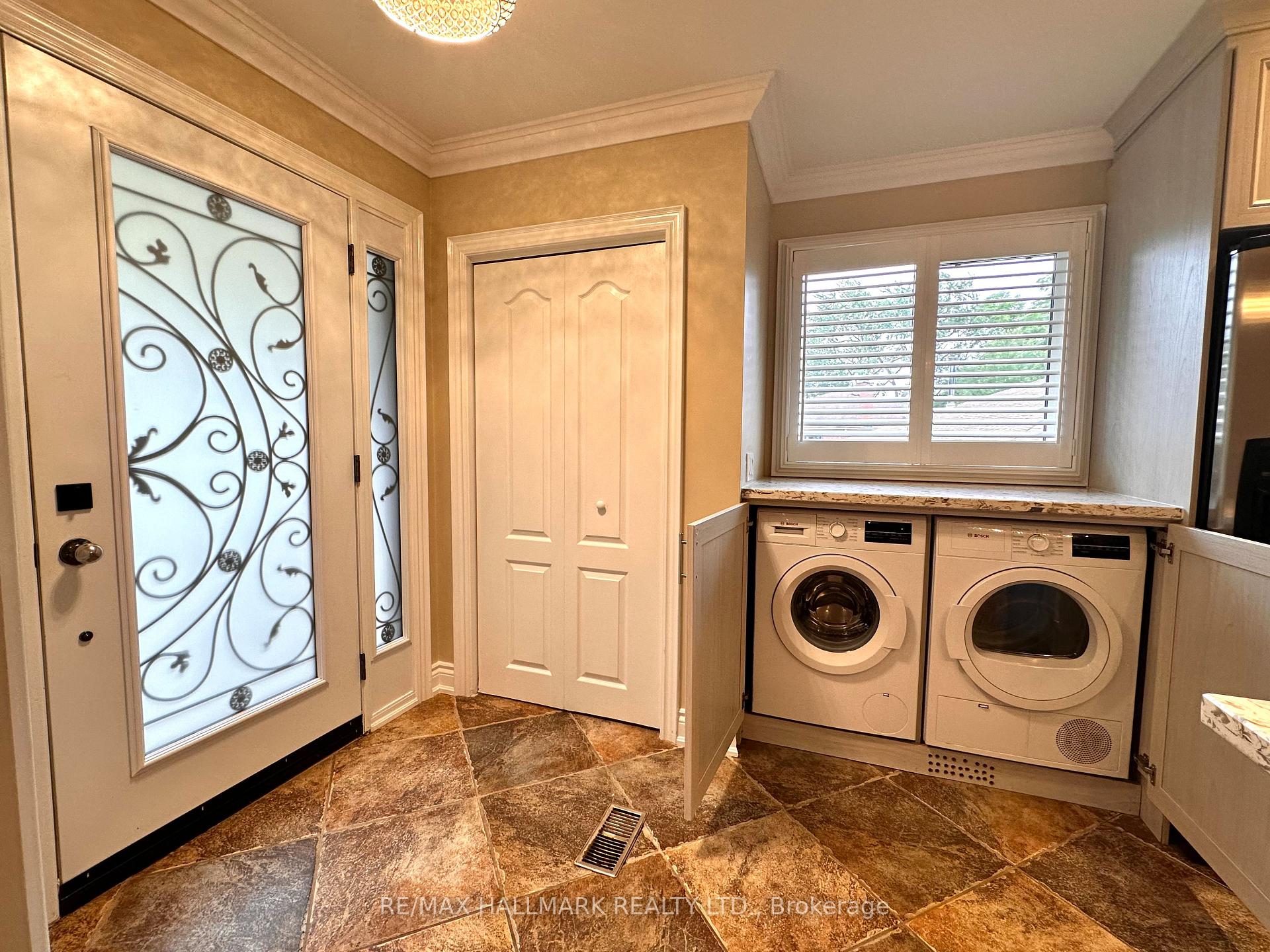 Photo 5 of 1198 Ingledene Drive, Oakville, Falgarwood — HOMEH