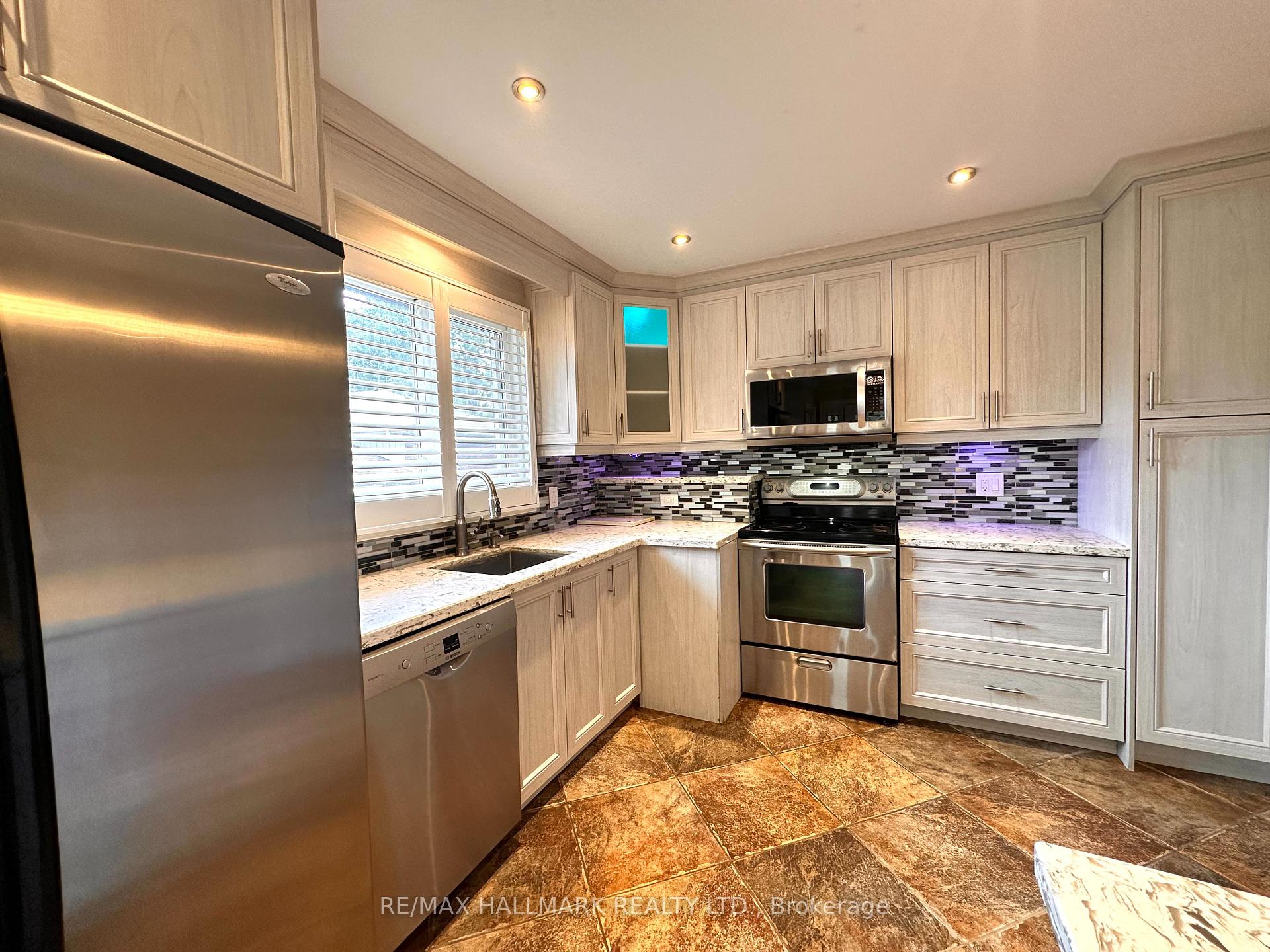 Photo 7 of 1198 Ingledene Drive, Oakville, Falgarwood — HOMEH