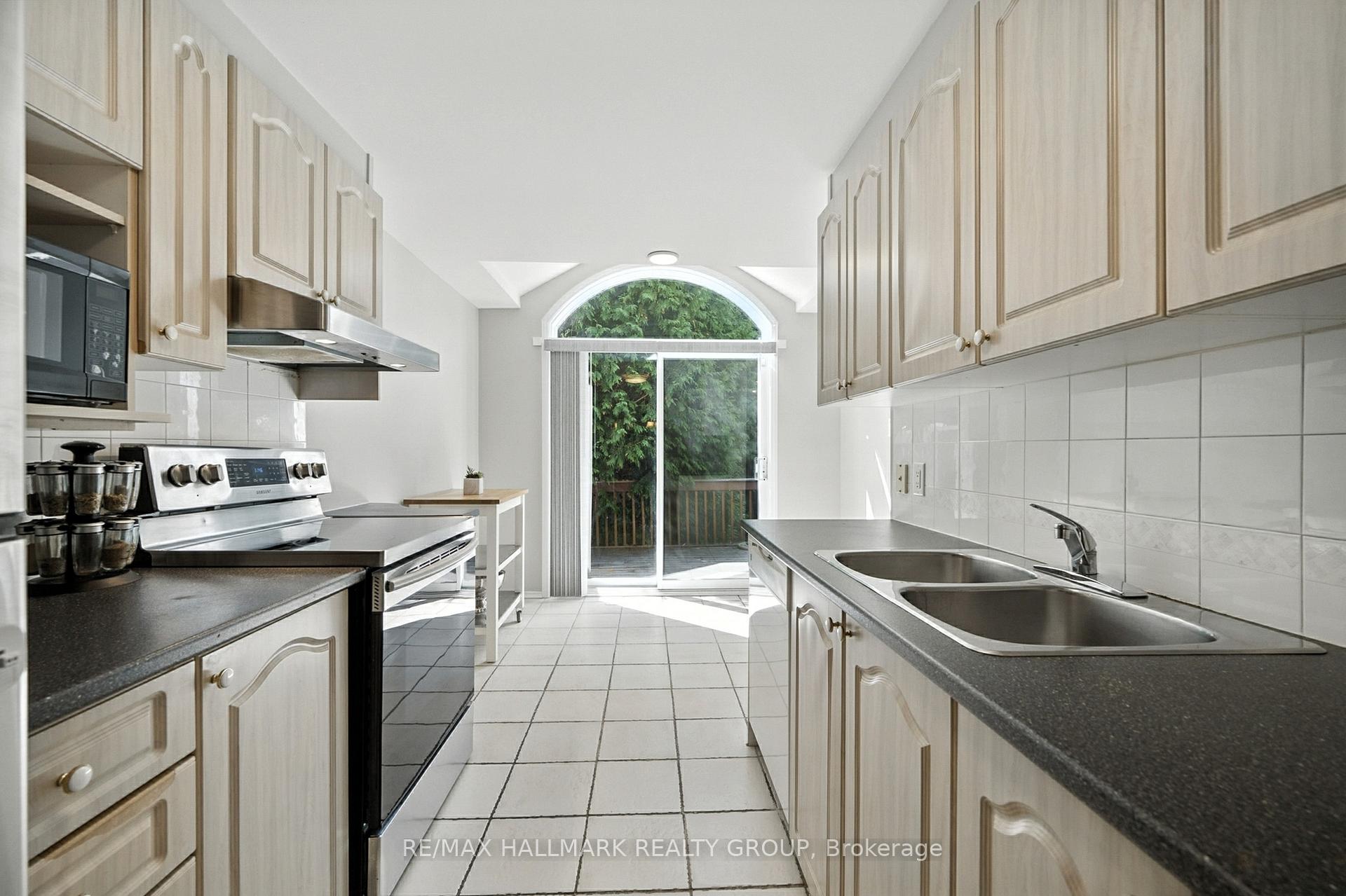 Photo 14 of 6272 Sablewood Place, Ottawa, Chapel Hill — HOMEH