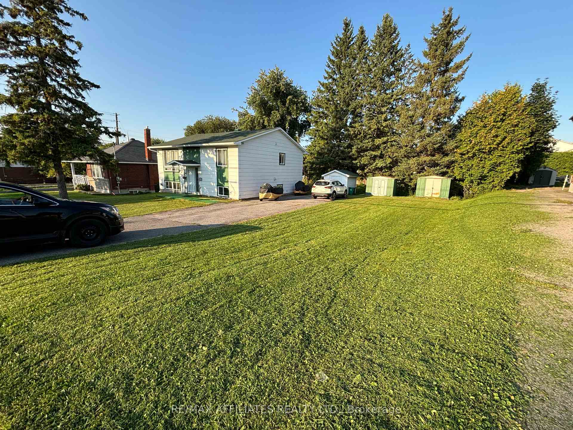 Front of Unit B, 1395 Belcourt Boulevard