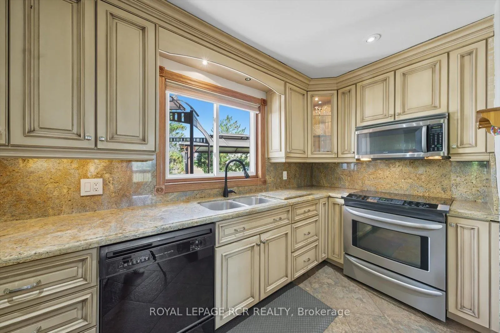 Photo 14 of 1637 15 Side Road, New Tecumseth, Tottenham — HOMEH