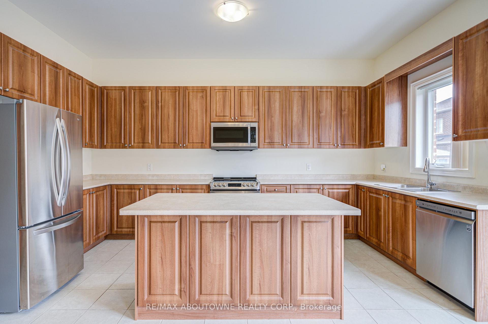 Photo 21 of 134 Goodwin Crescent, Milton, Ford — HOMEH