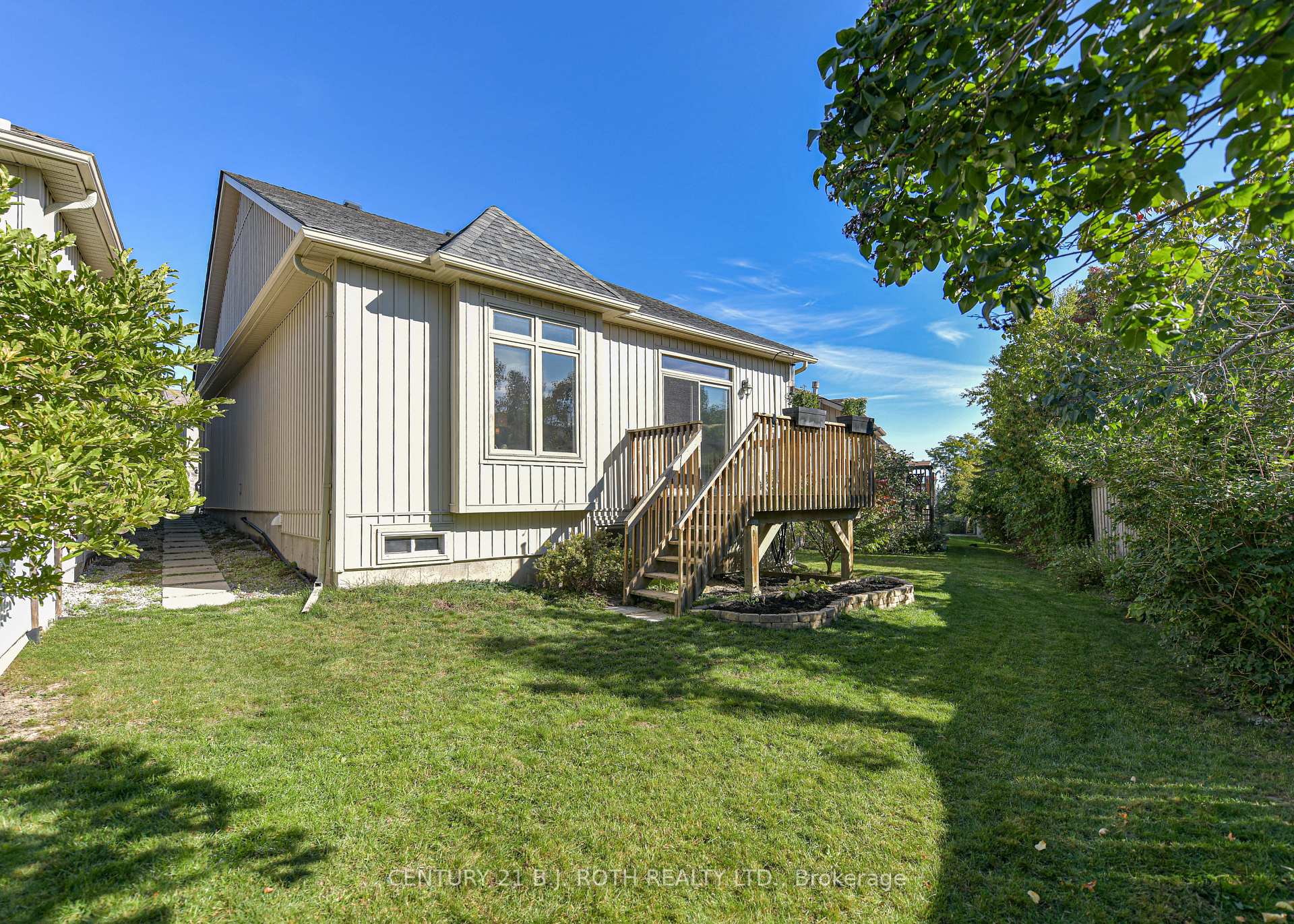 Photo 2 of 28 Canterbury Circle, Orillia — HOMEH