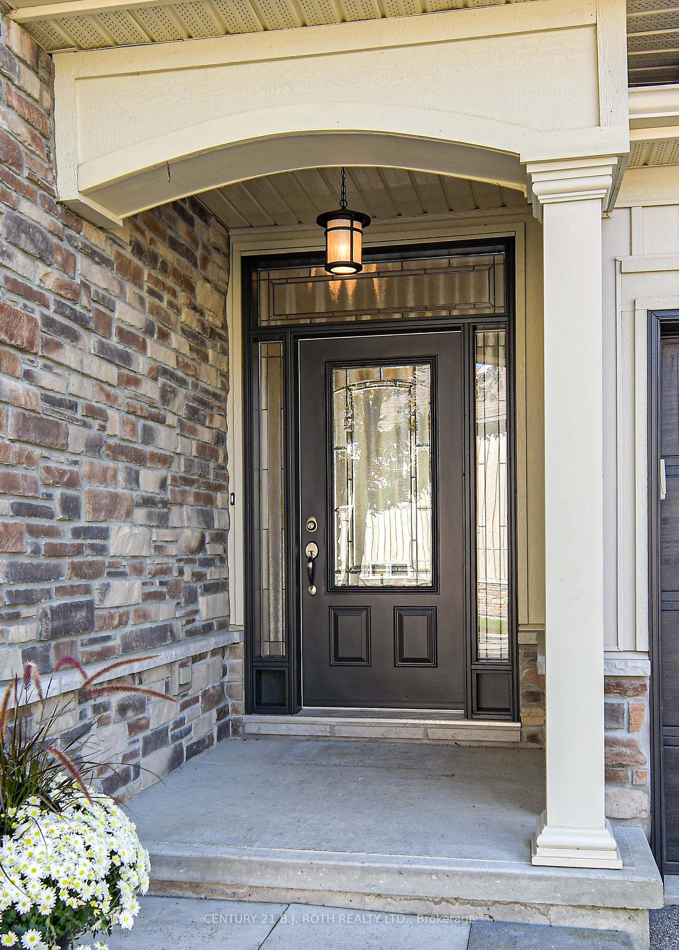 Photo 3 of 28 Canterbury Circle, Orillia — HOMEH