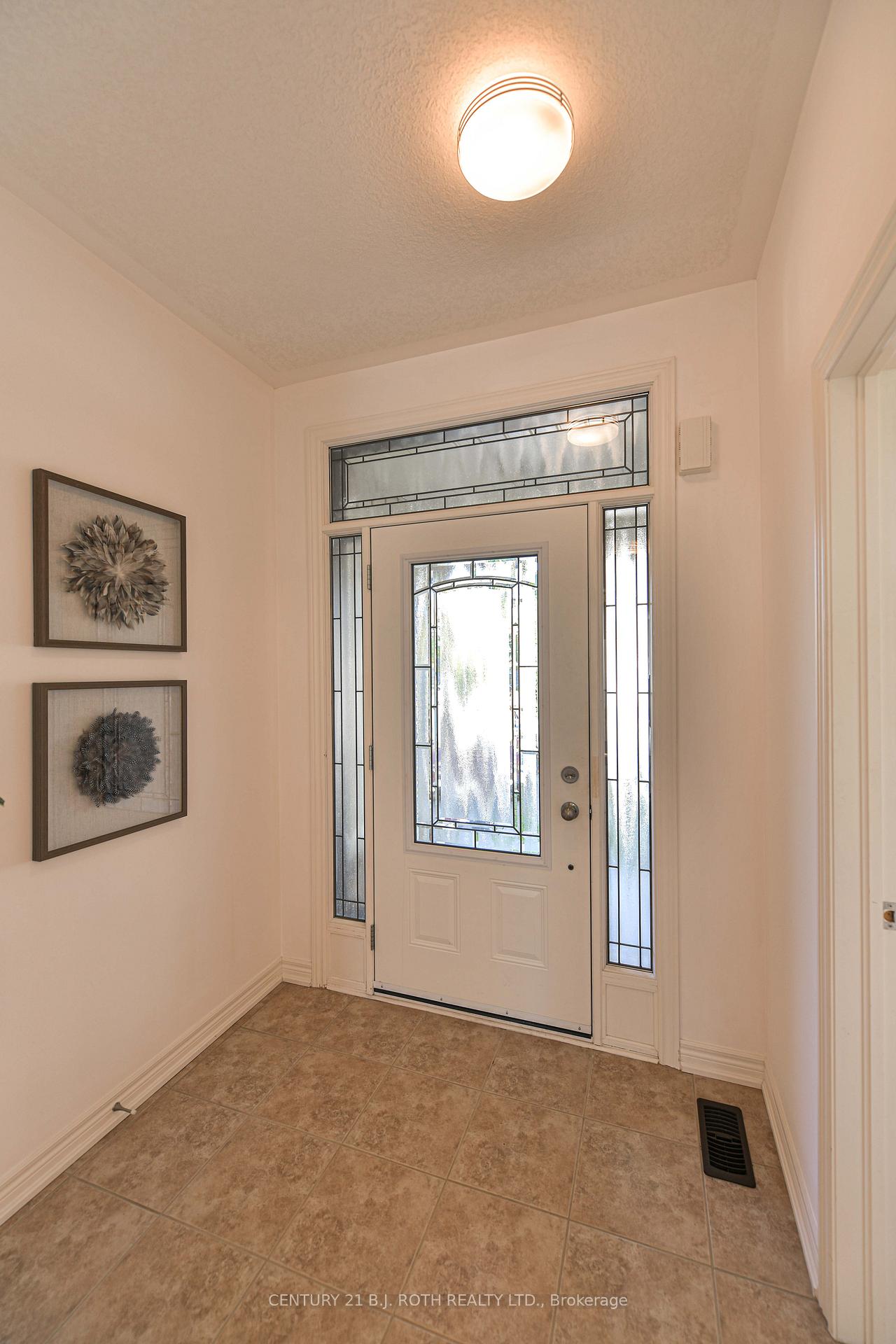 Photo 5 of 28 Canterbury Circle, Orillia — HOMEH