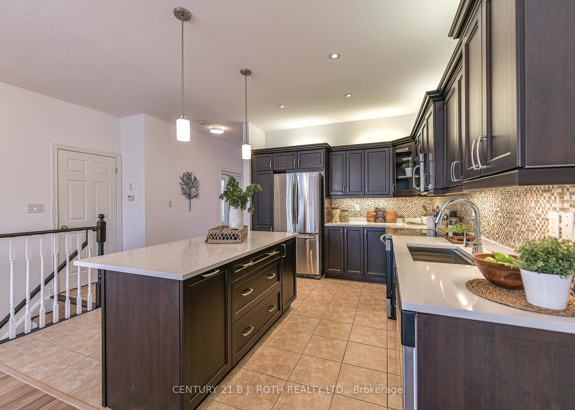 Photo 8 of 28 Canterbury Circle, Orillia — HOMEH