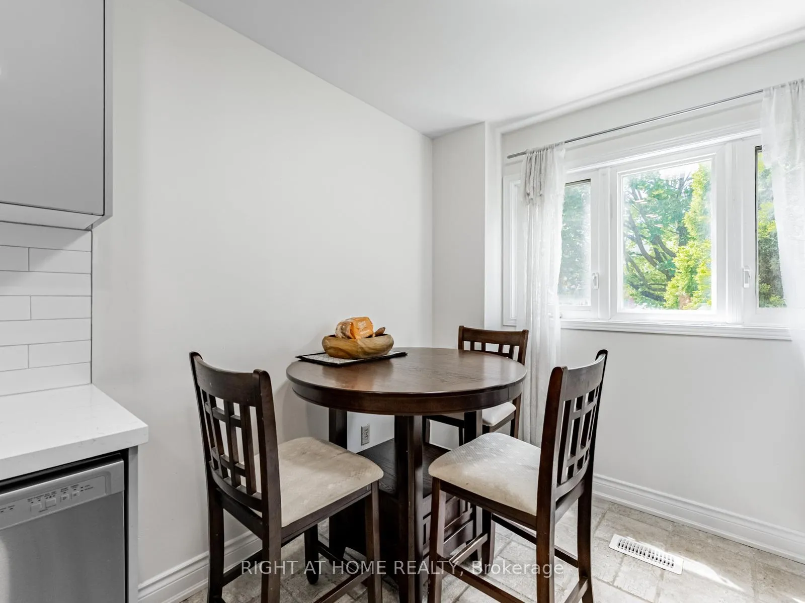 Photo 8 of 1129 Beechnut Road, Oakville, Clearview — HOMEH