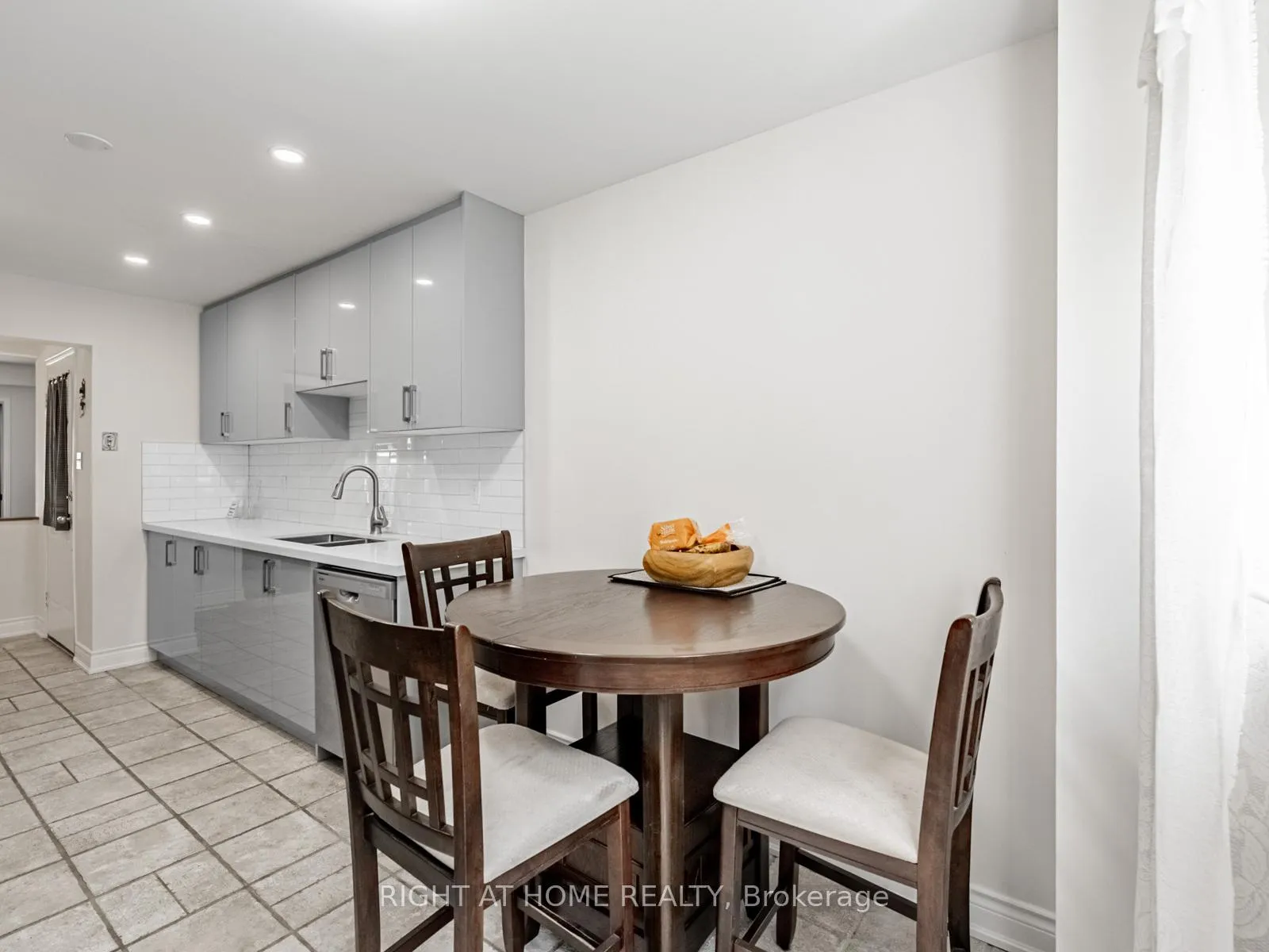 Photo 11 of 1129 Beechnut Road, Oakville, Clearview — HOMEH