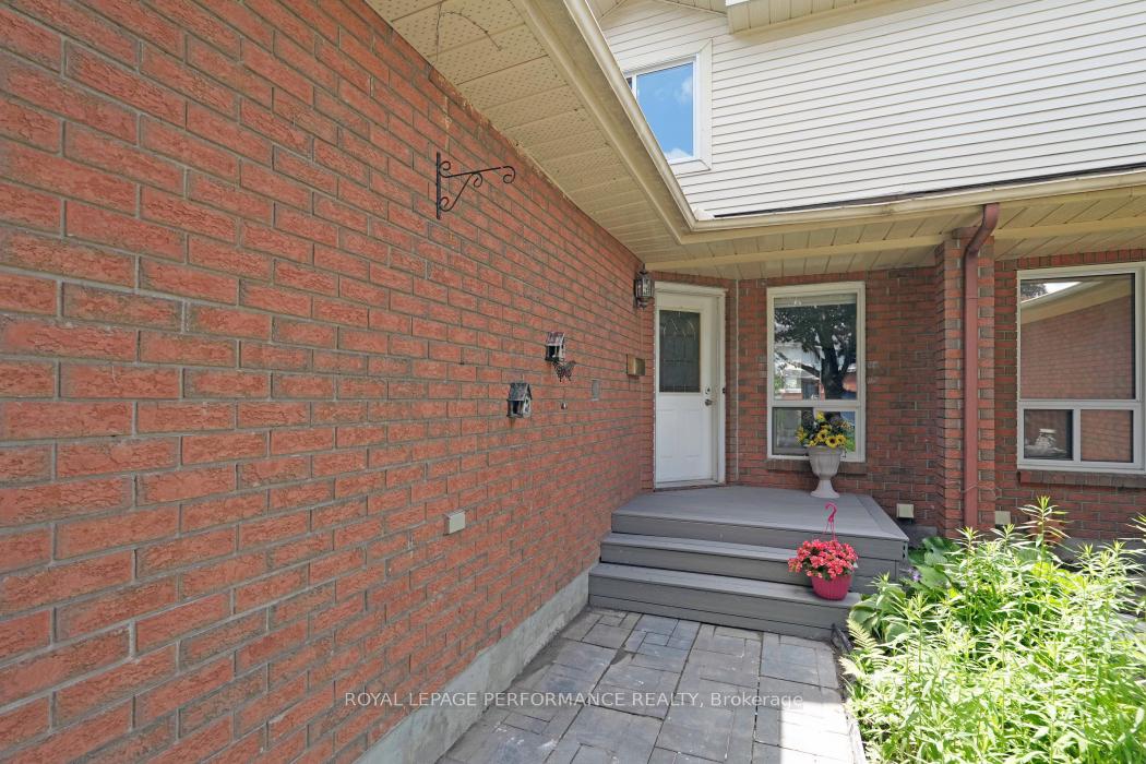 Photo 3 of 1416 Caravel Crescent, Ottawa, Bilberry Creek/Queenswood Heights — HOMEH