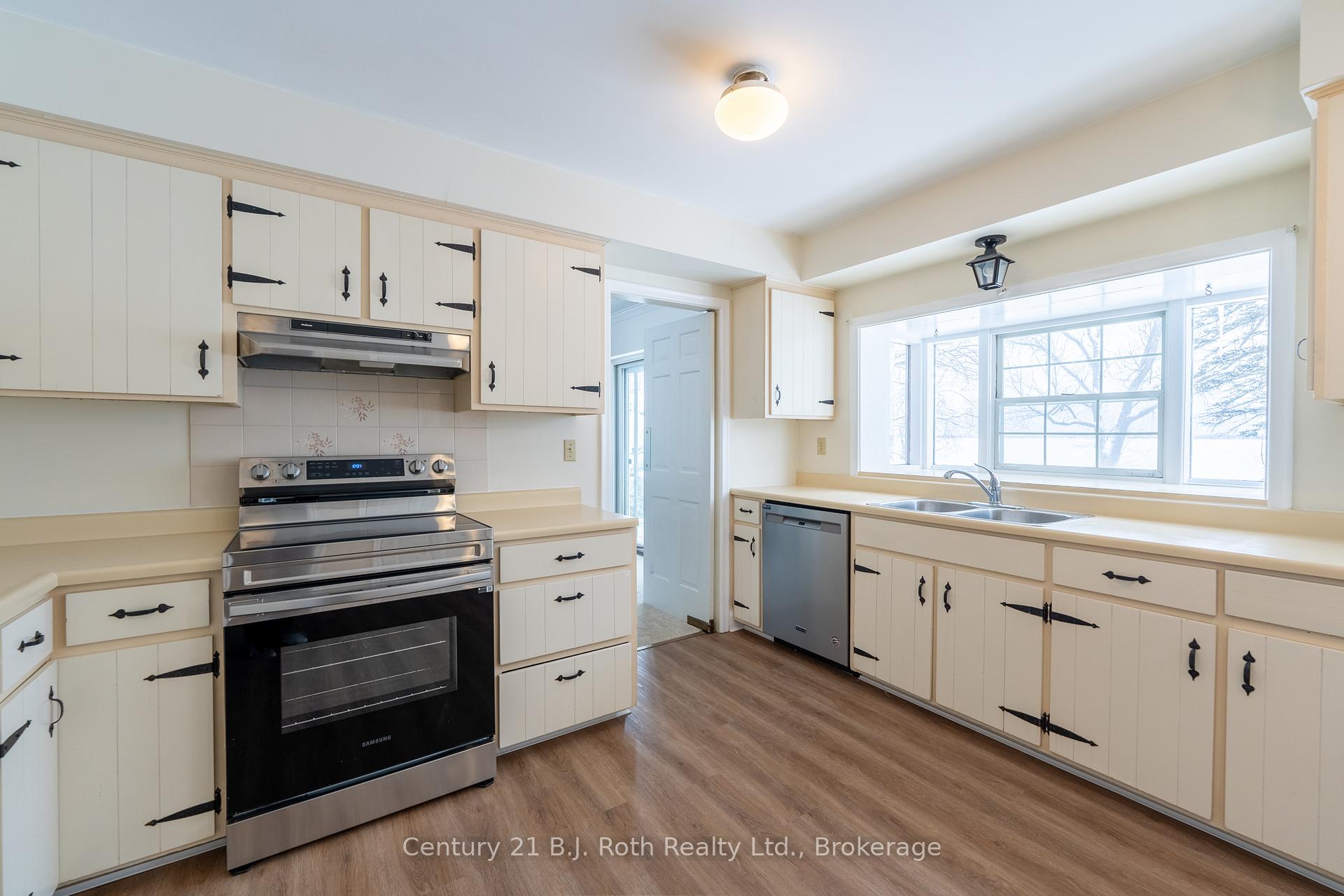 Photo 14 of 330 Bay Street, Orillia — HOMEH