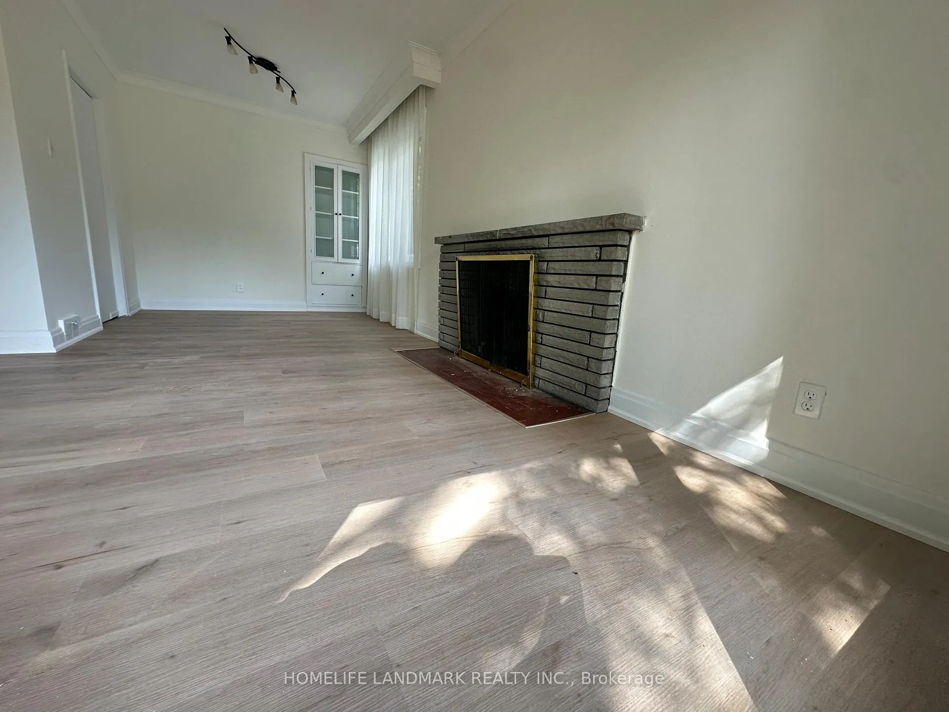 Photo 7 of 425 Maple Grove Drive, Oakville, Ford — HOMEH