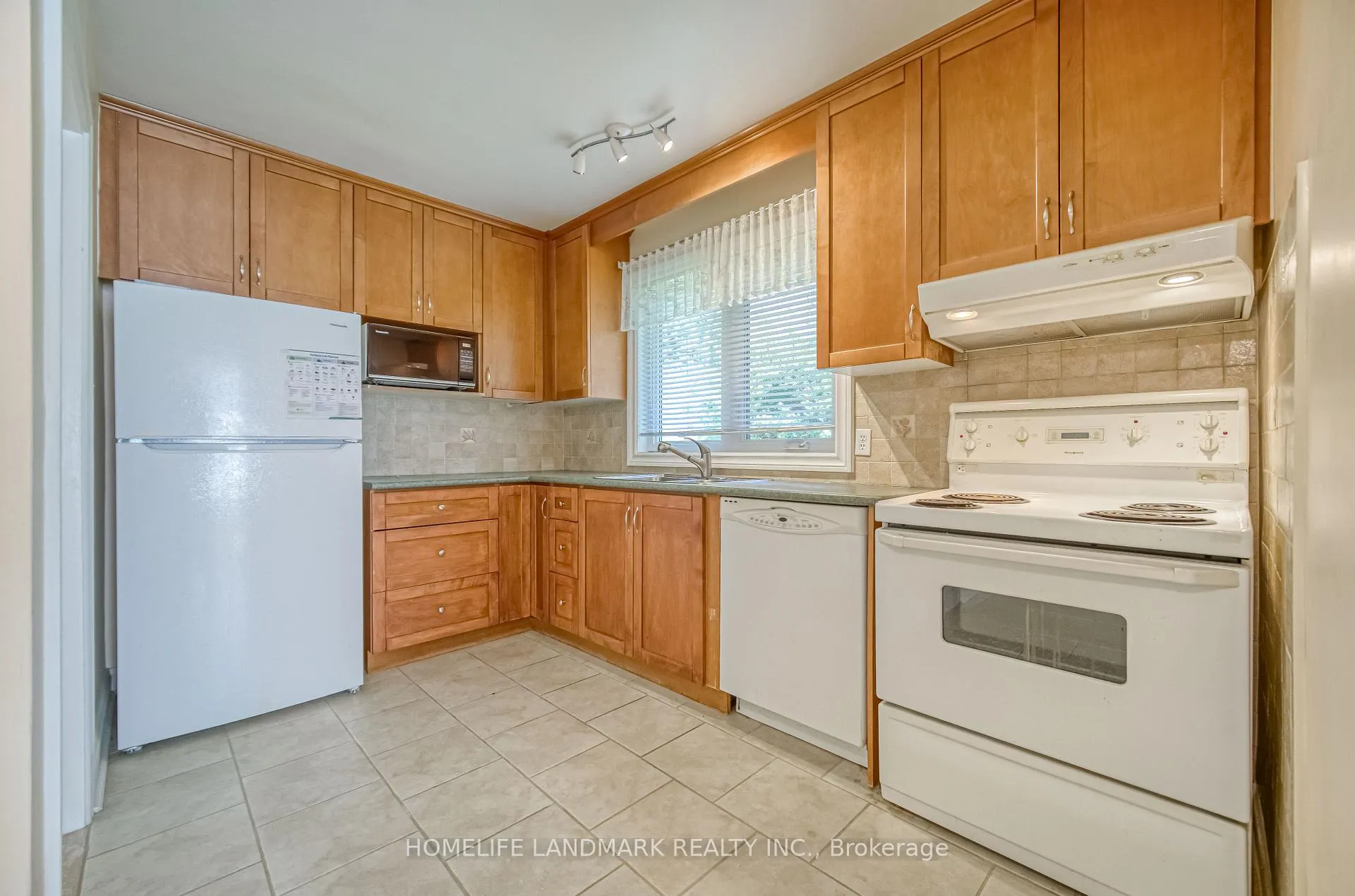 Photo 10 of 425 Maple Grove Drive, Oakville, Ford — HOMEH